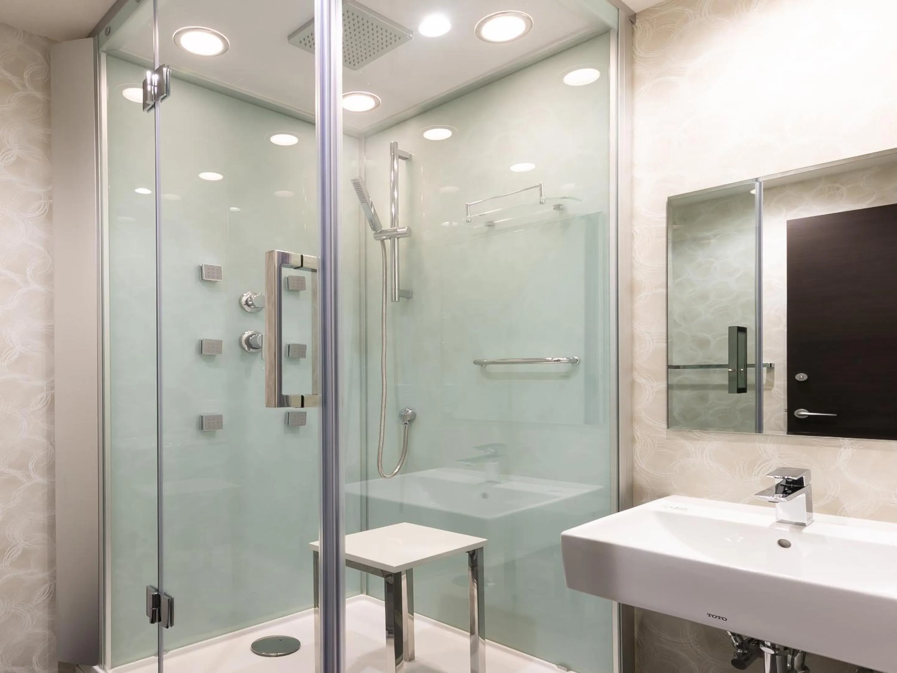 Shower in Gion Shinmonso