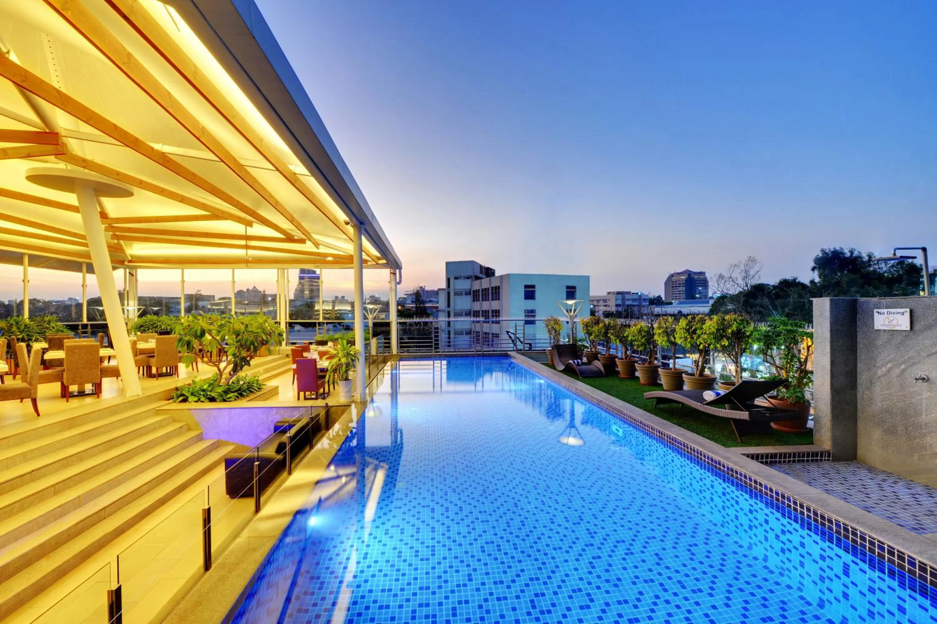 Swimming pool in Iris The Business Hotel