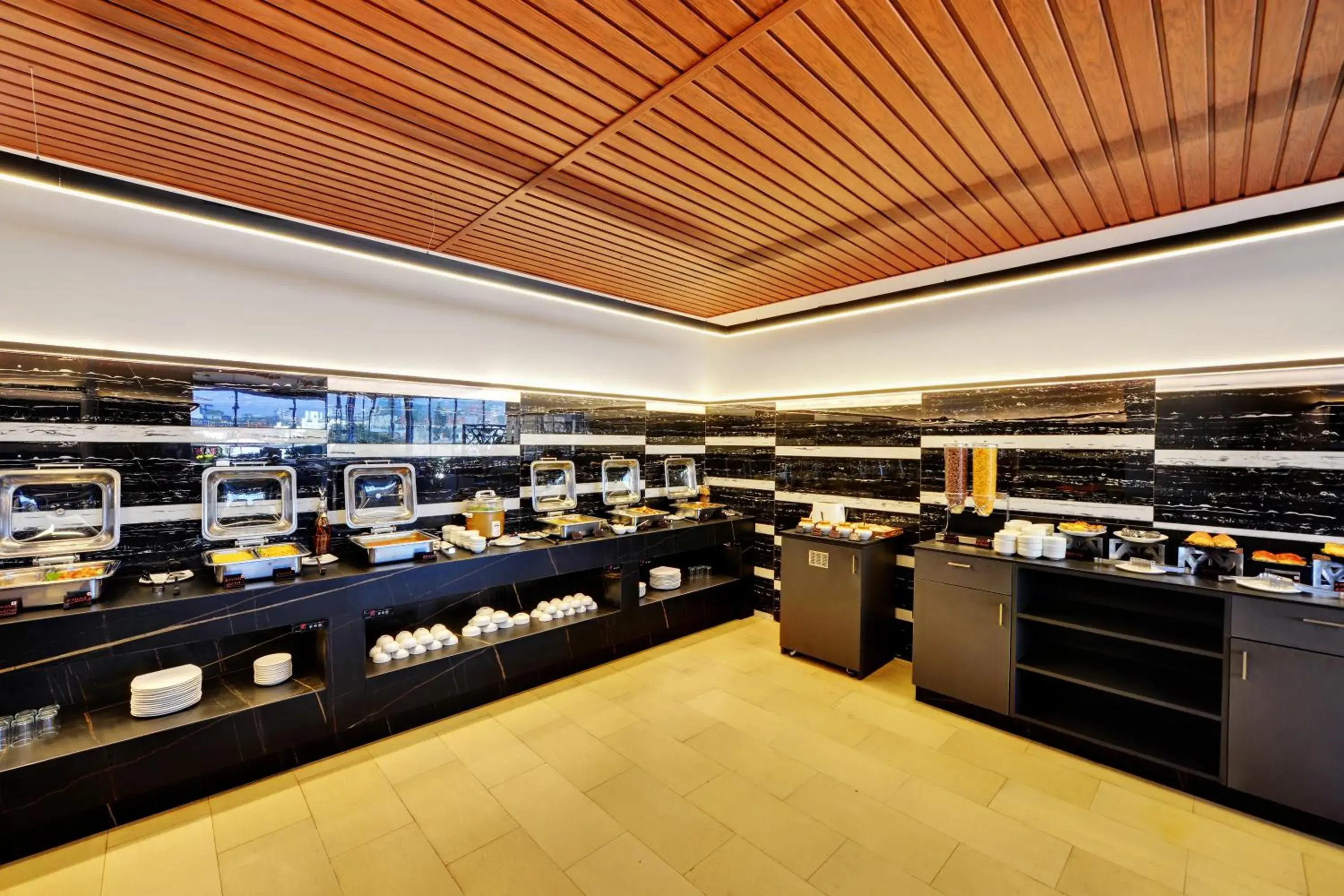 Restaurant/places to eat in Iris The Business Hotel Restaurant/places to eat in Iris The Business Hotel