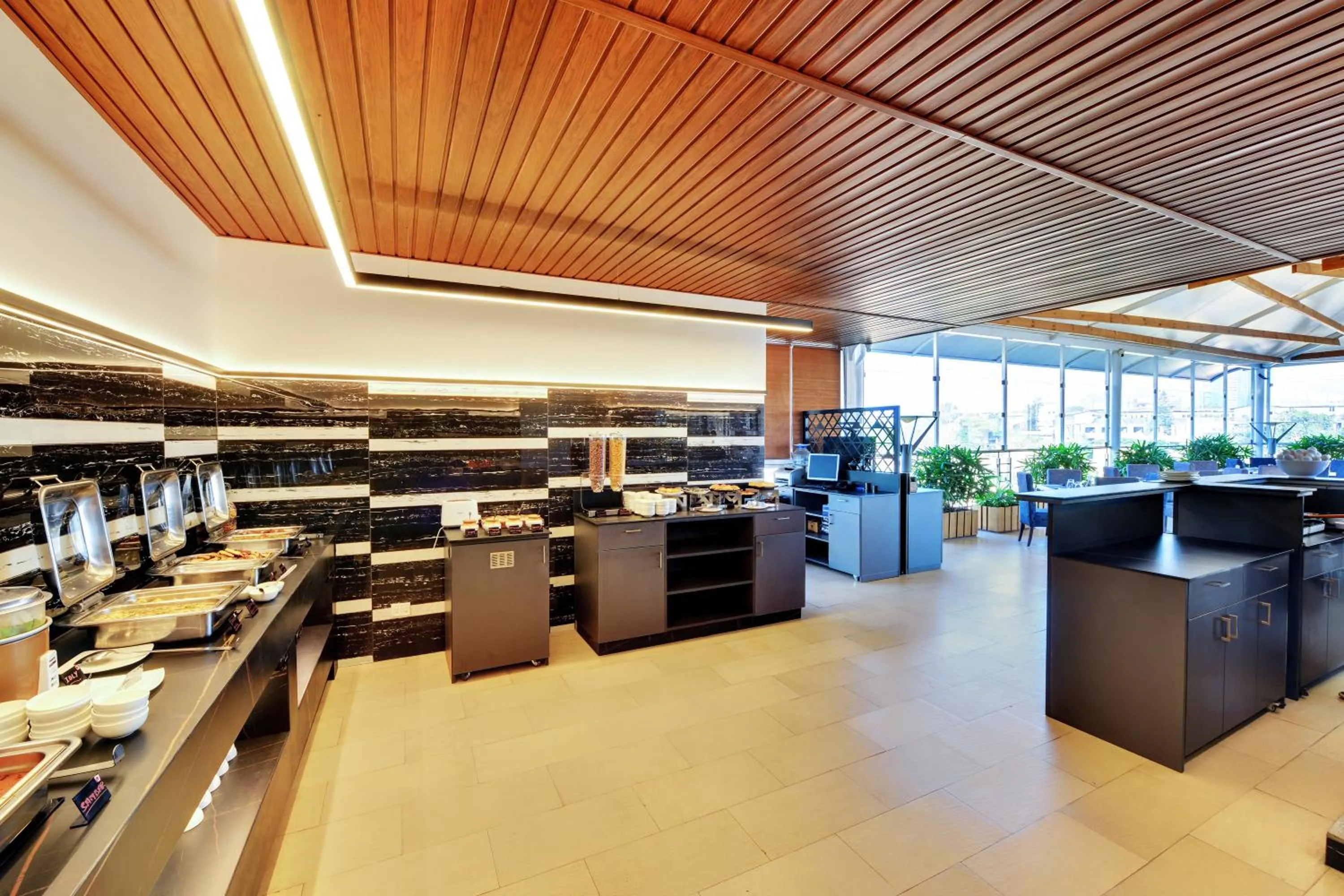 Restaurant/places to eat in Iris The Business Hotel