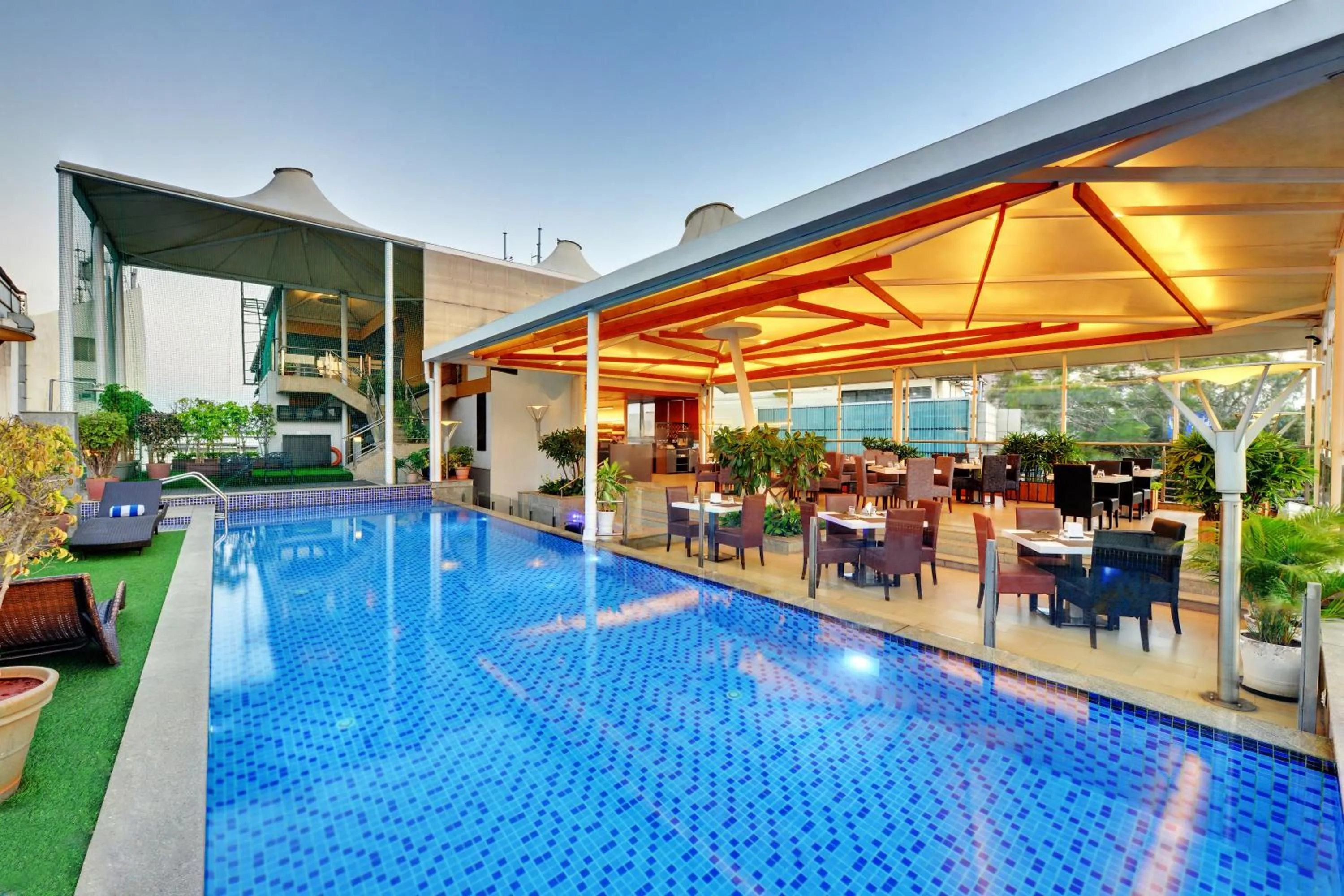 Swimming pool in Iris The Business Hotel