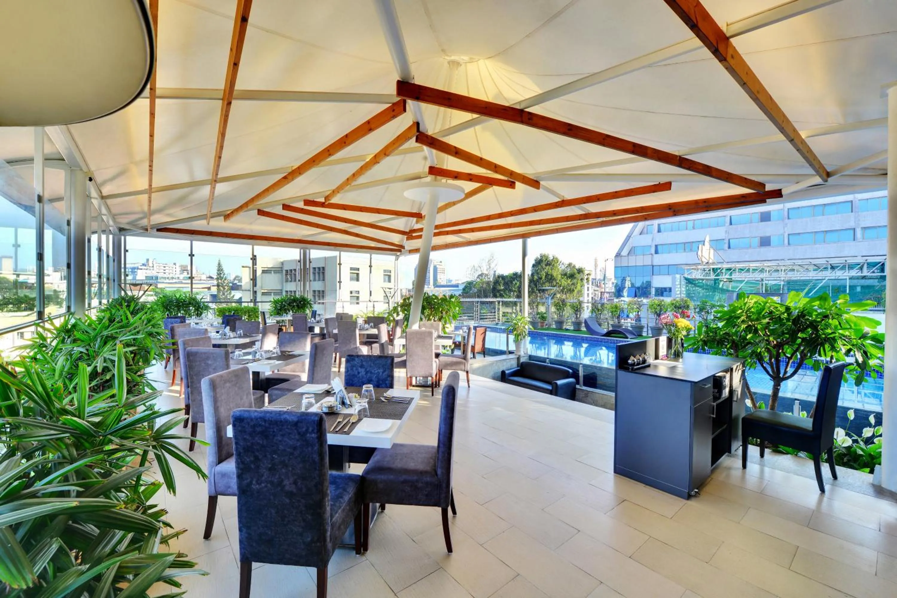 Restaurant/places to eat in Iris The Business Hotel