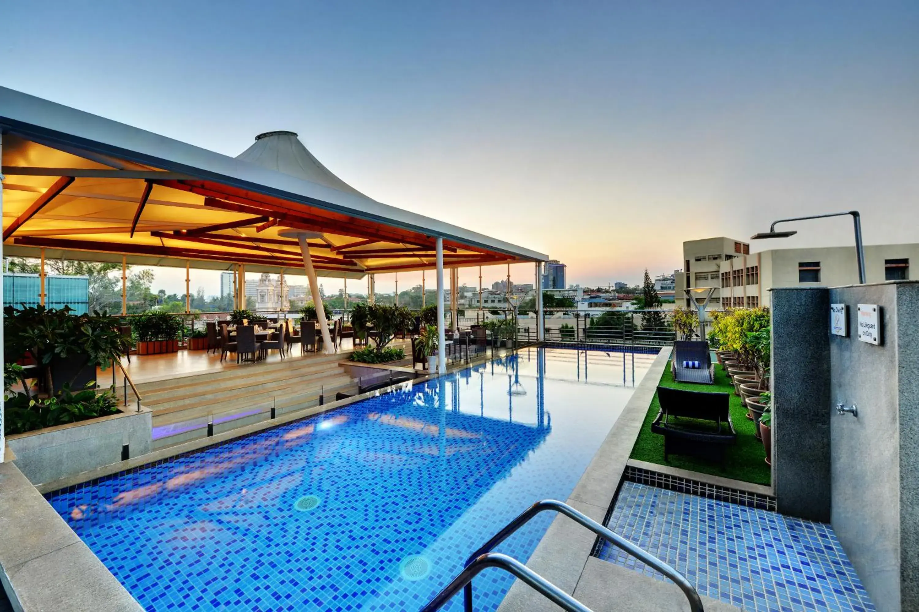 Swimming pool in Iris The Business Hotel Swimming pool in Iris The Business Hotel