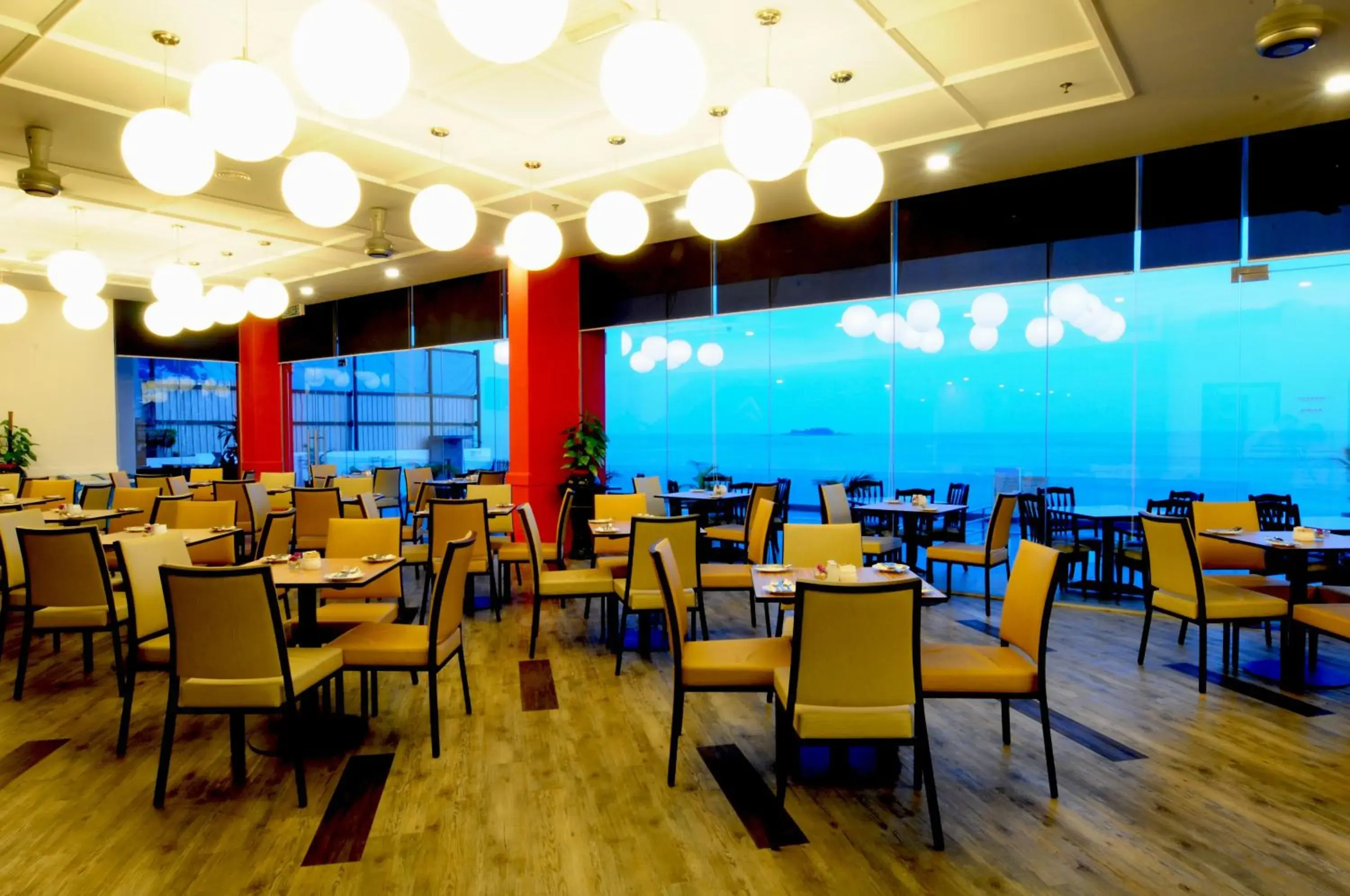 Restaurant/Places to Eat in Hotel Sentral Seaview @ ​Beachfront