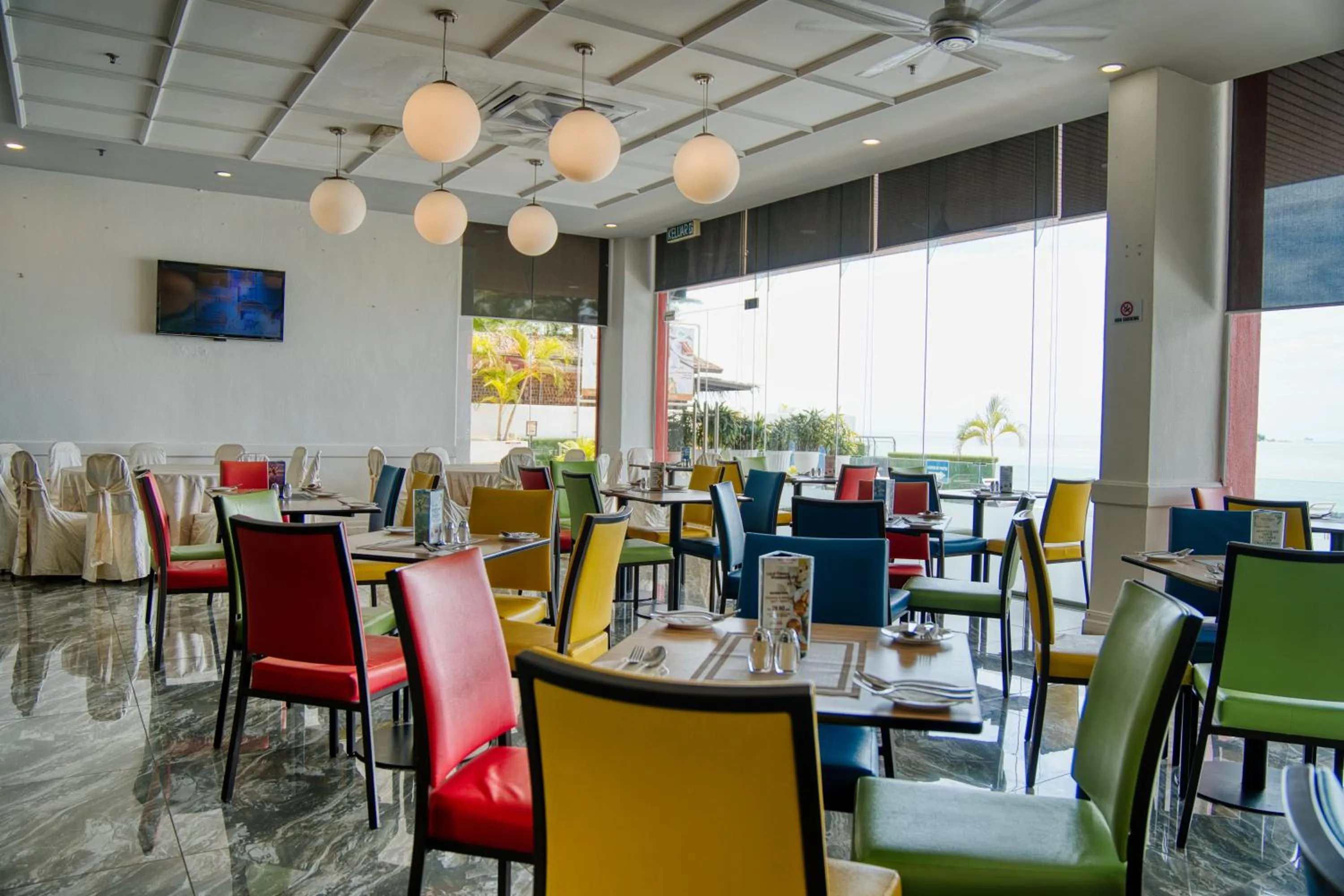 Restaurant/places to eat in Hotel Sentral Seaview @ ​Beachfront
