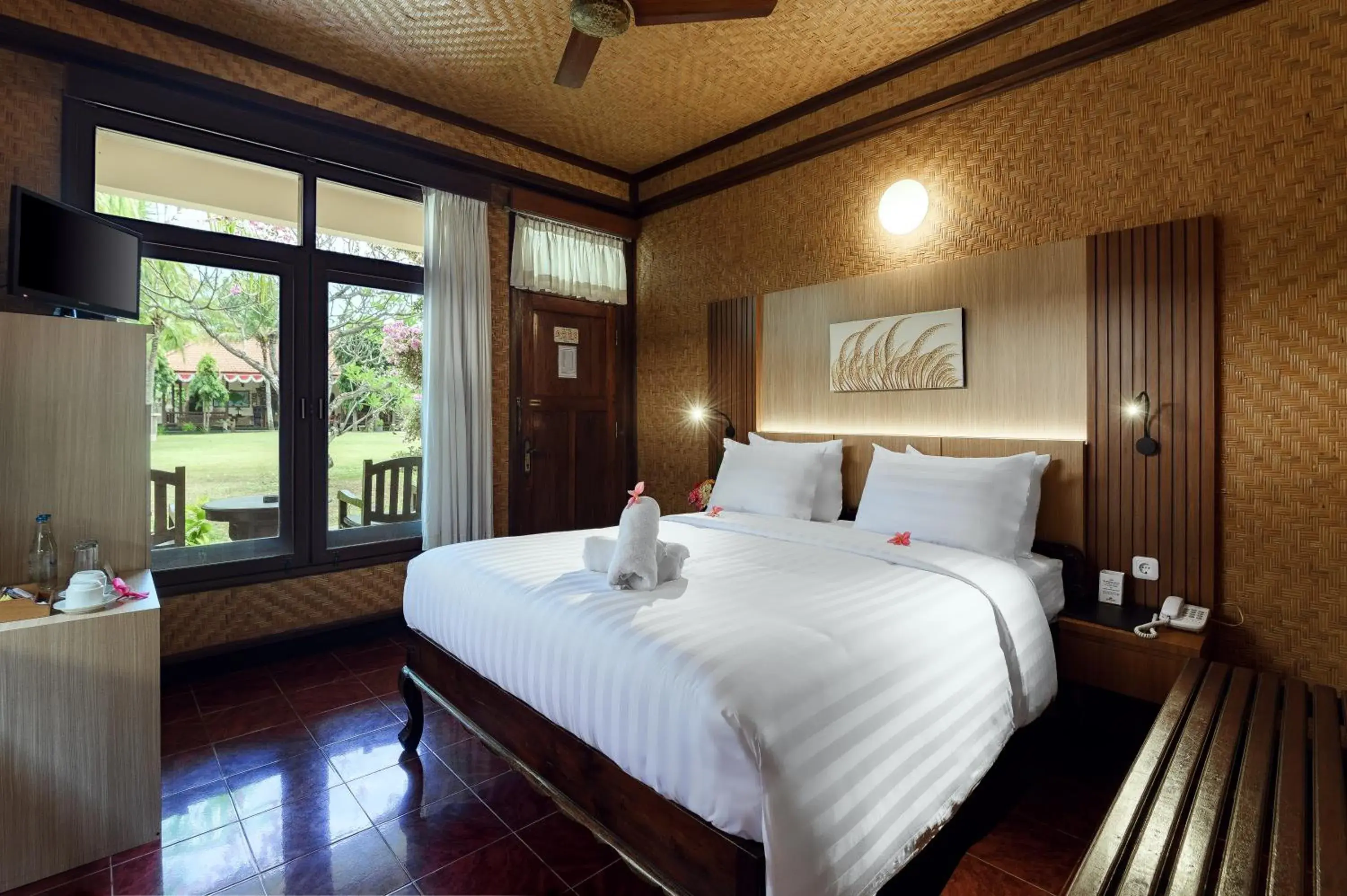 Property building, Bed in Banyualit Spa 'n Resort Lovina Property building, Bed in Banyualit Spa 'n Resort Lovina