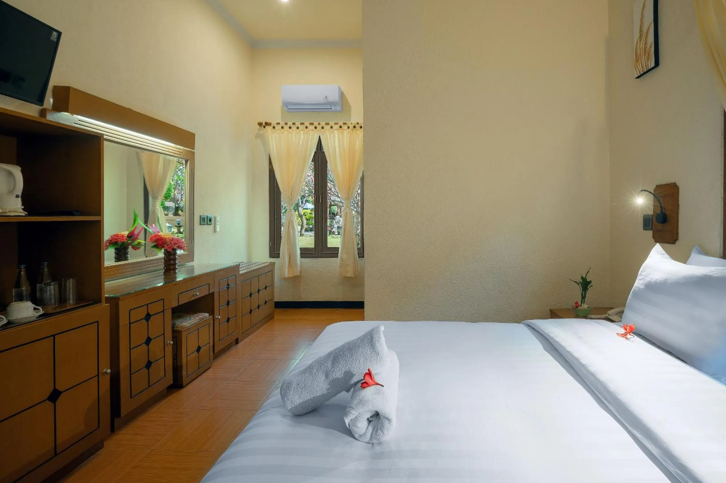 Bed in Banyualit Spa 'n Resort Lovina