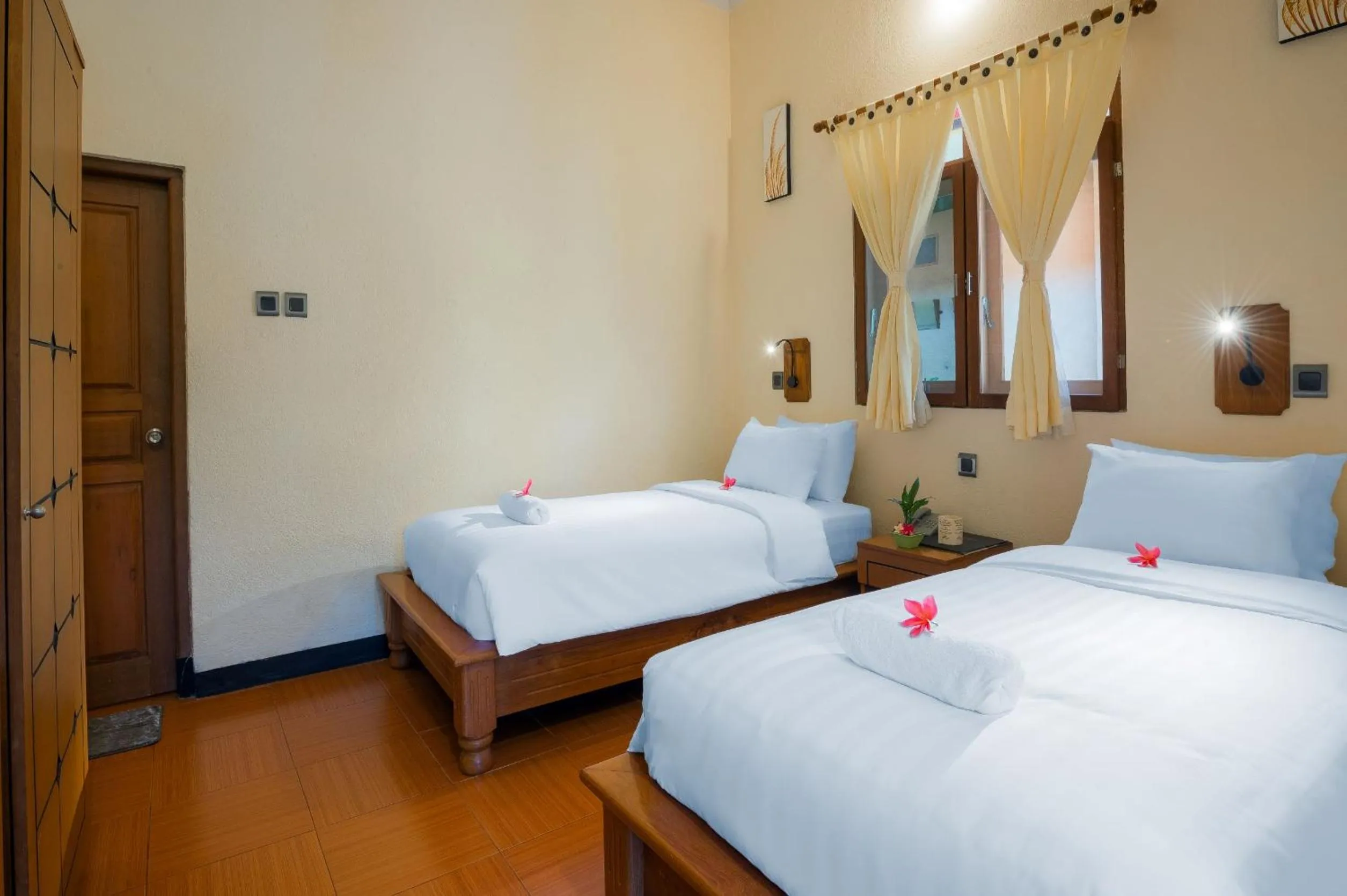 Property building, Bed in Banyualit Spa 'n Resort Lovina