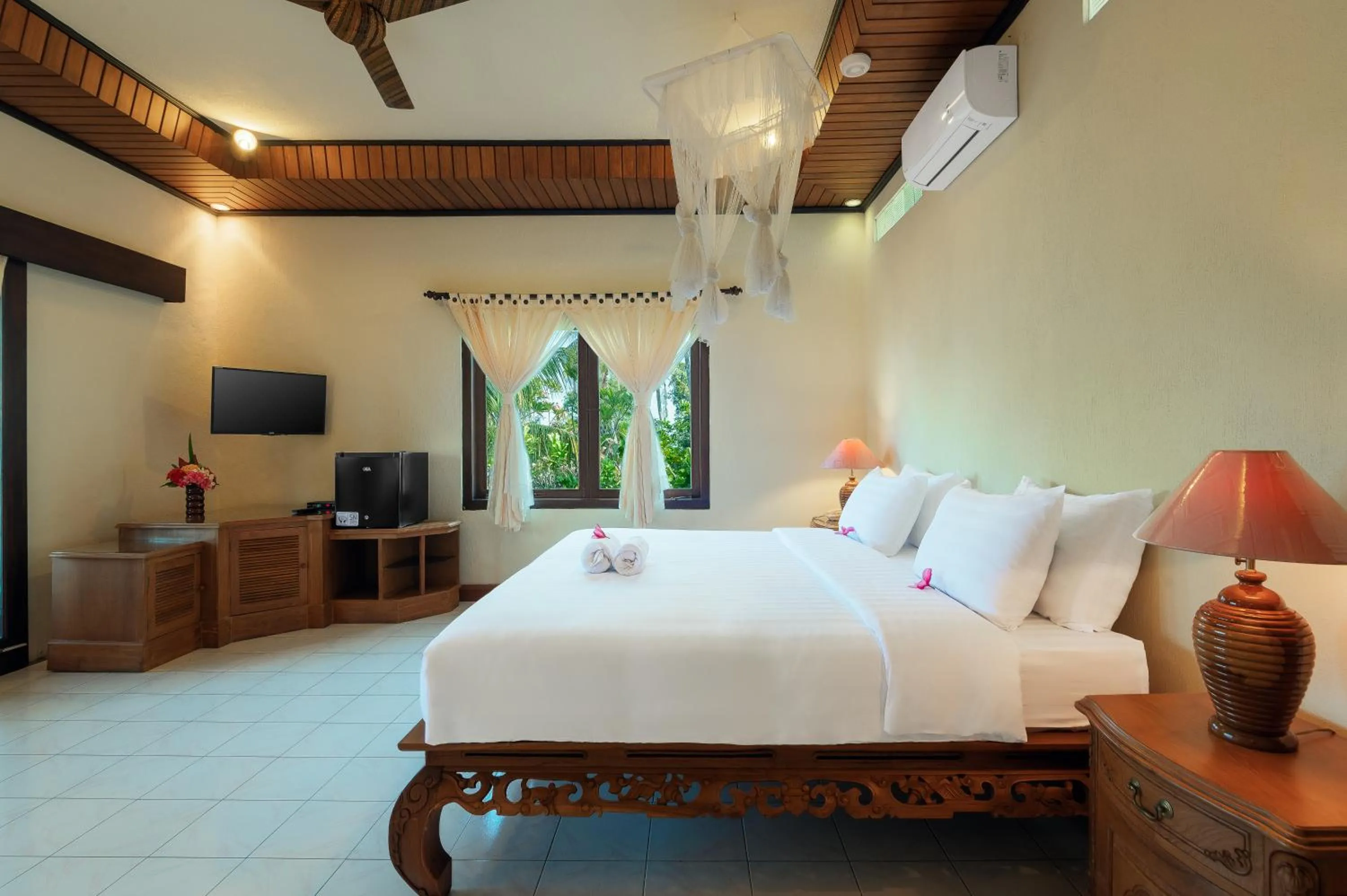 Bed in Banyualit Spa 'n Resort Lovina