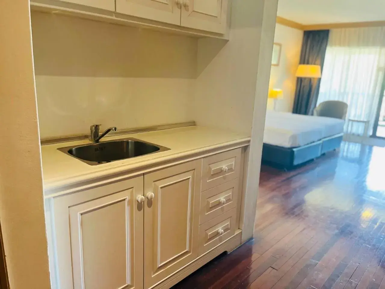 Kitchen or kitchenette, Bed in Mines Beach Resort Hotel Kitchen or kitchenette, Bed in Mines Beach Resort Hotel