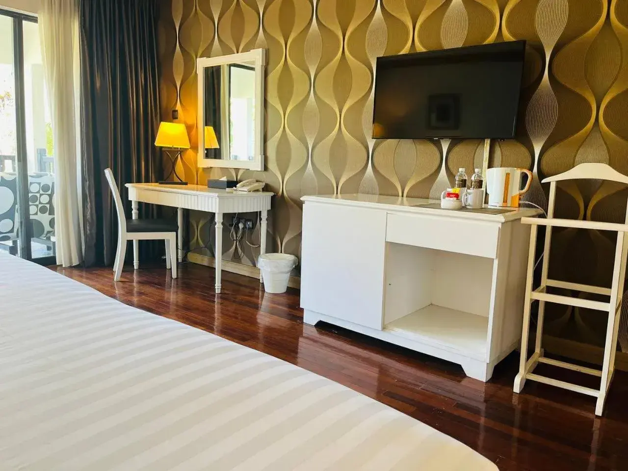 TV and multimedia, Bed in Mines Beach Resort Hotel TV and multimedia, Bed in Mines Beach Resort Hotel