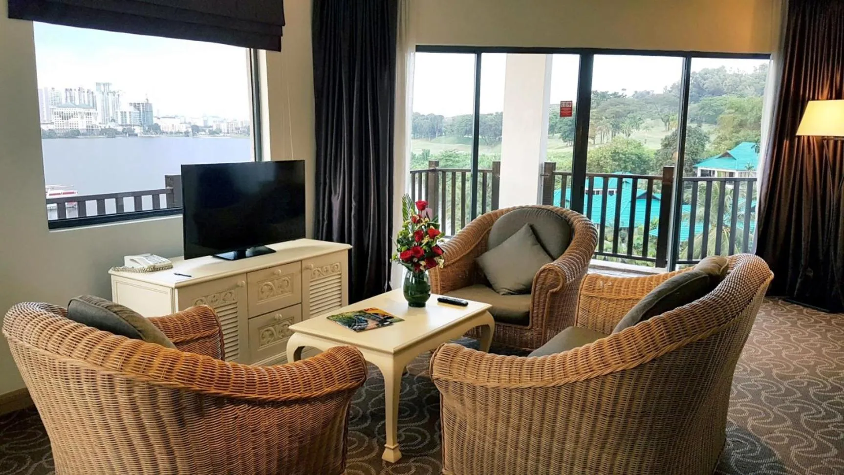 TV and multimedia in Mines Beach Resort Hotel