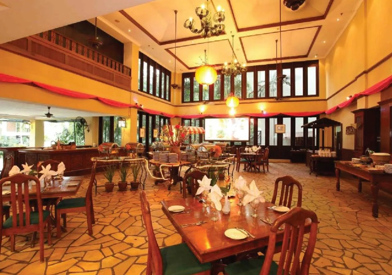 Restaurant/places to eat in Mines Beach Resort Hotel