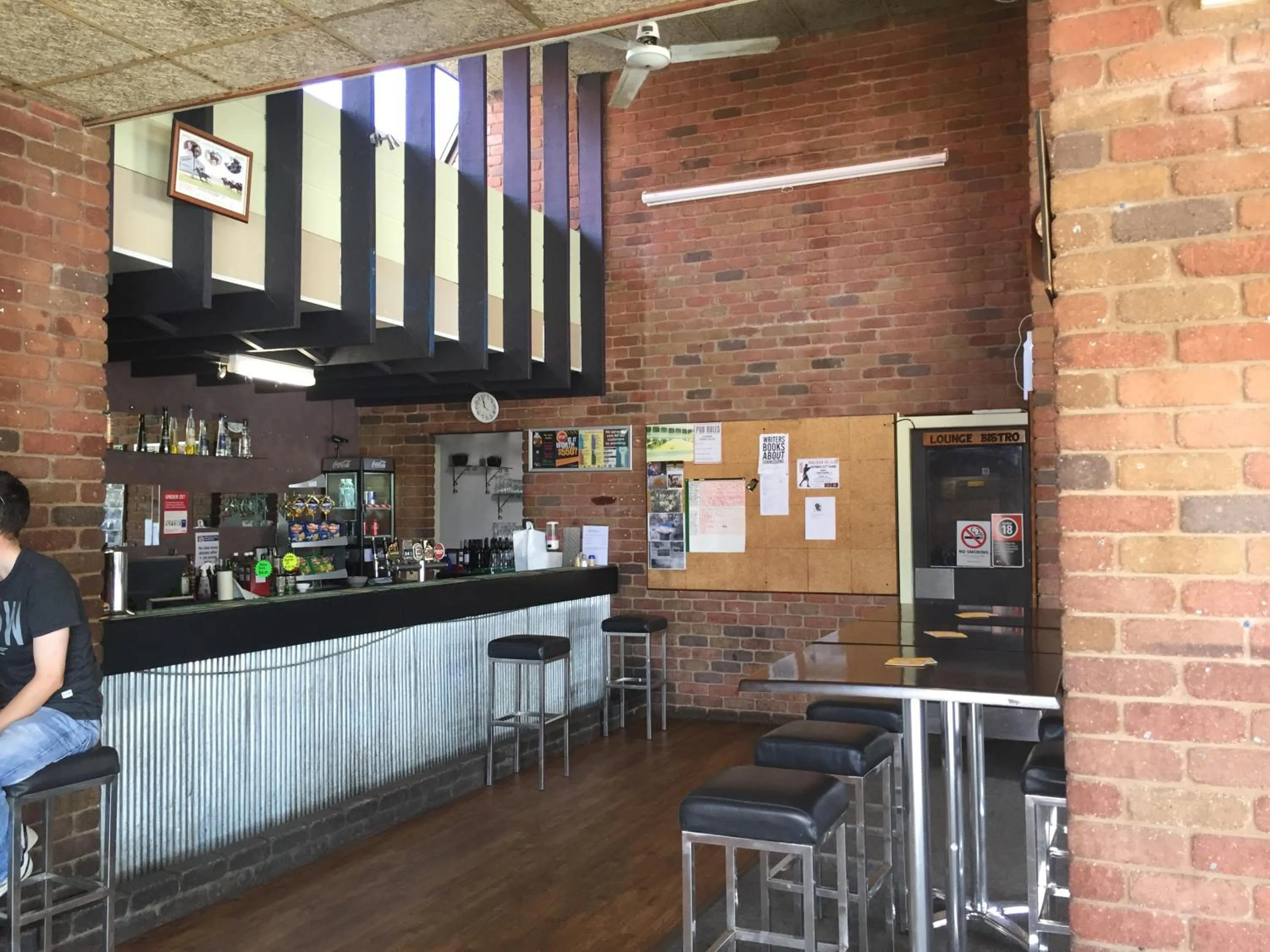 Lounge or bar in Colony Inn Hotel