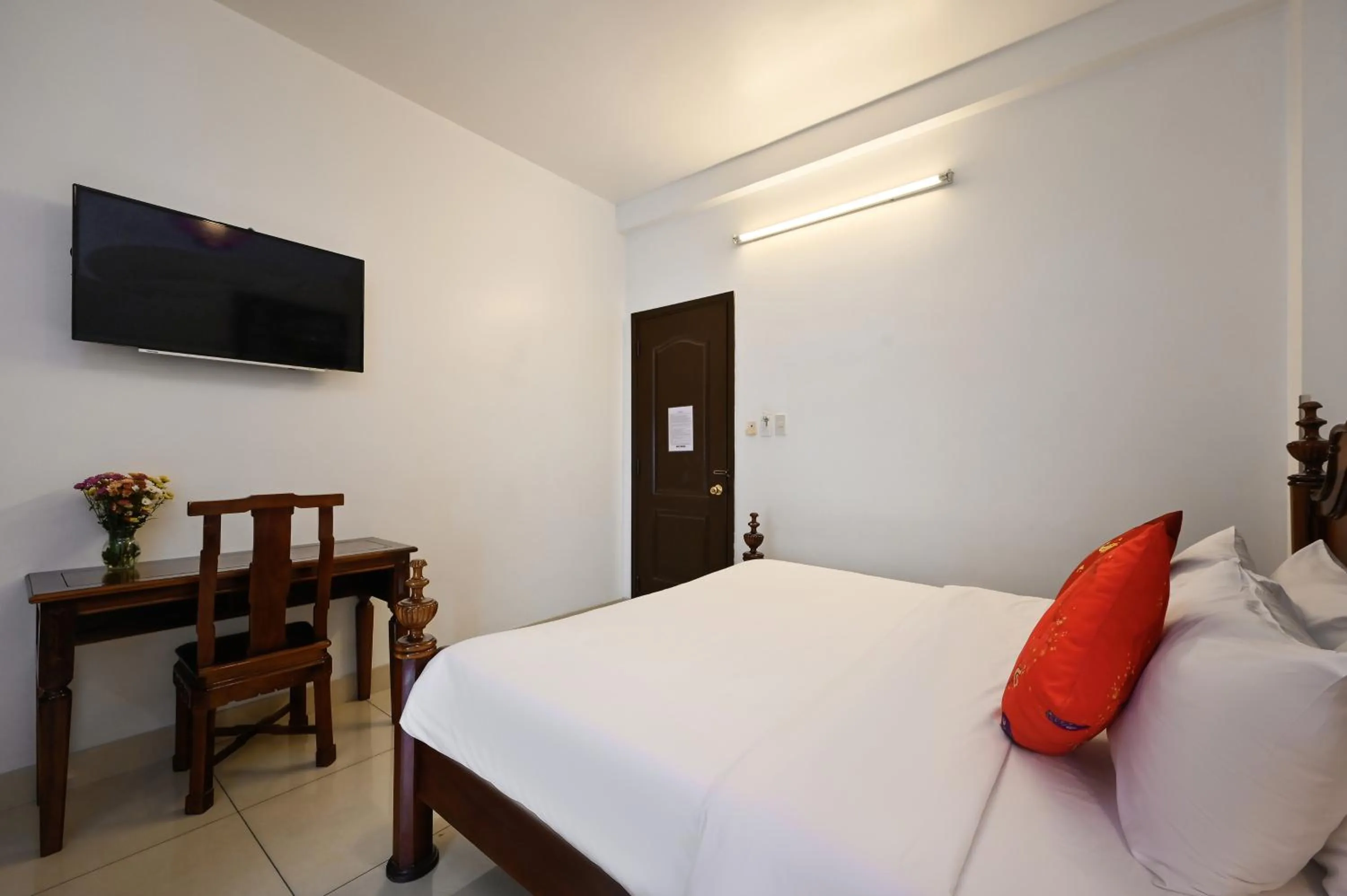 TV and multimedia, Bed in Halo Boutique Ben Thanh Hotel