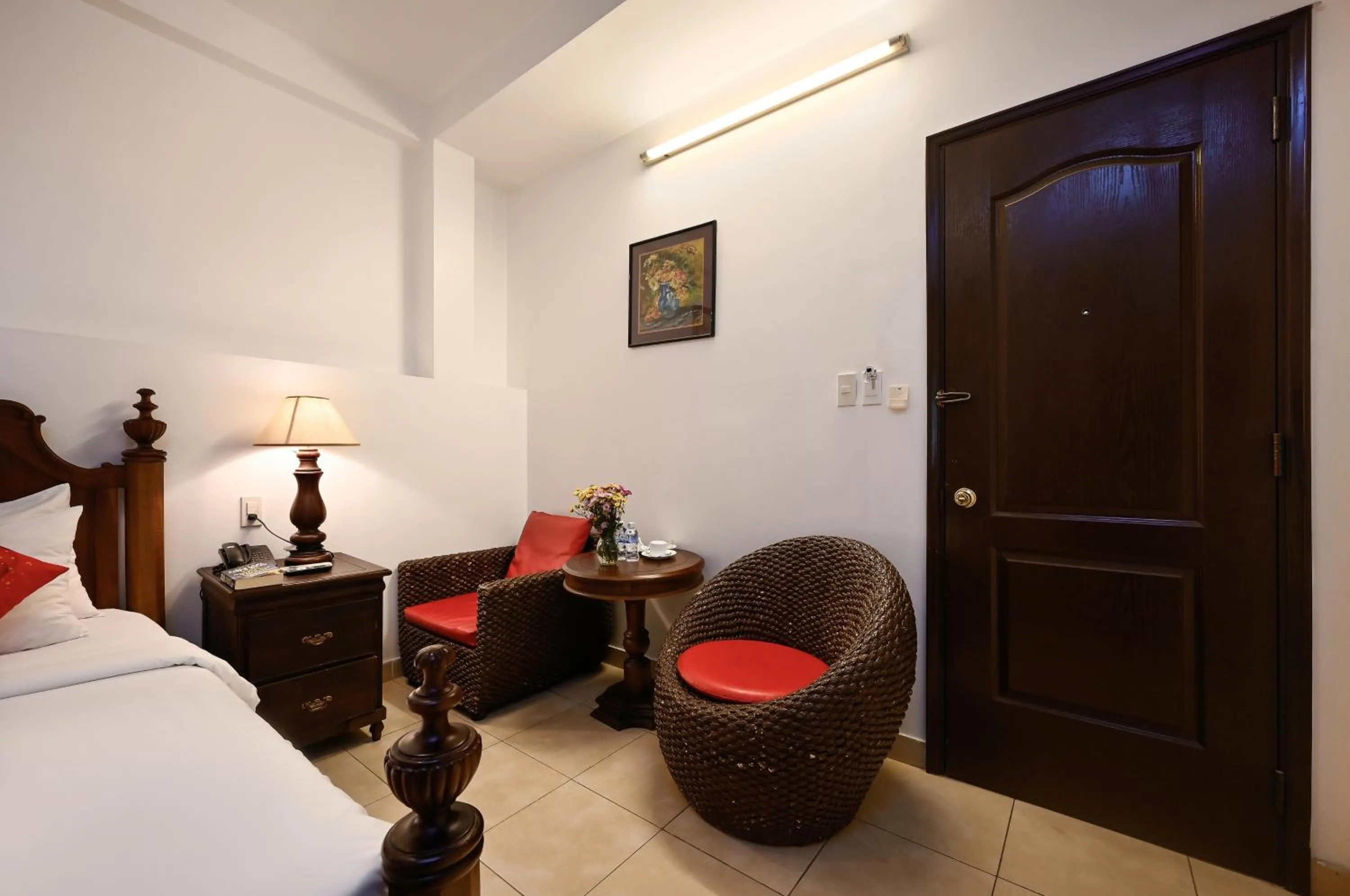 Seating area, Bed in Halo Boutique Ben Thanh Hotel