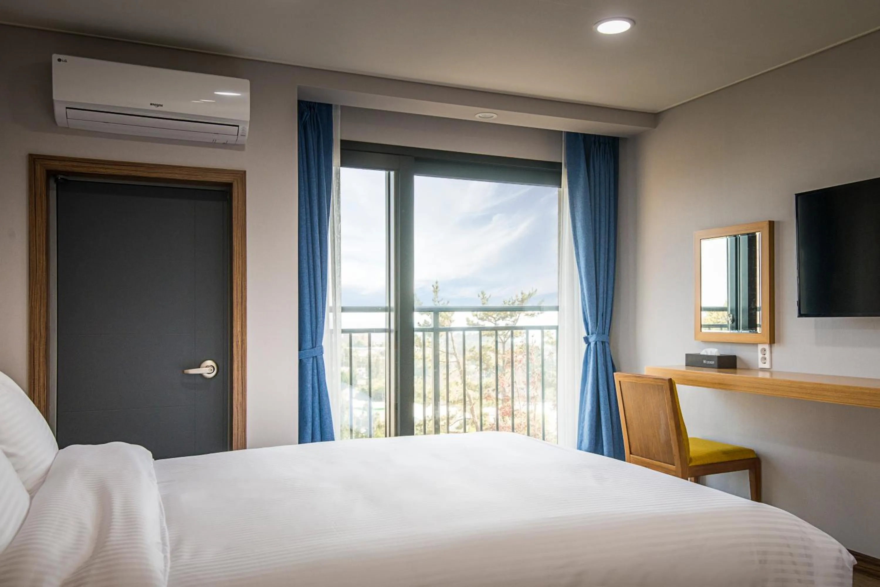 Bed in W Ocean Pension