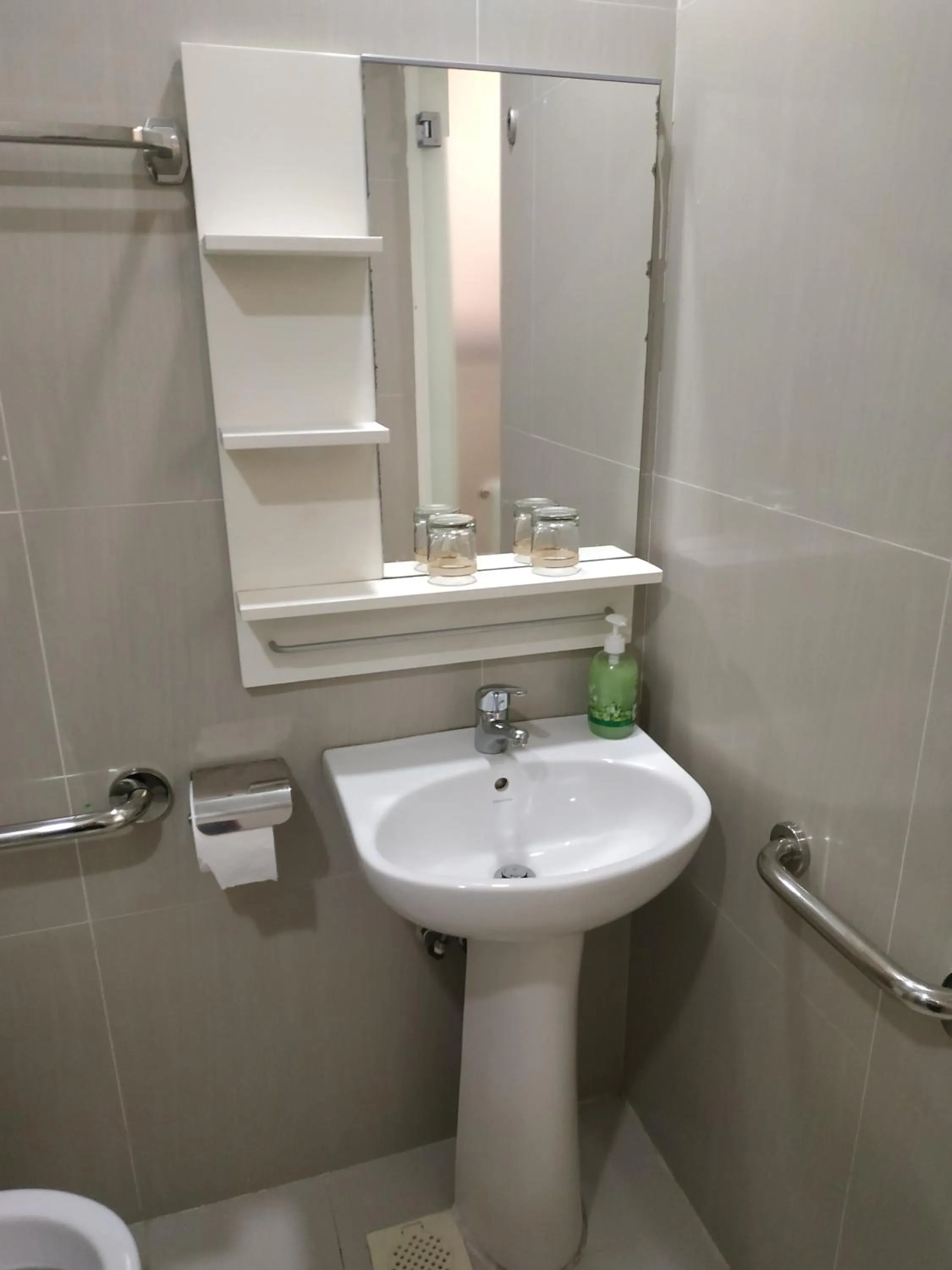 Bathroom in Jayleen 1918