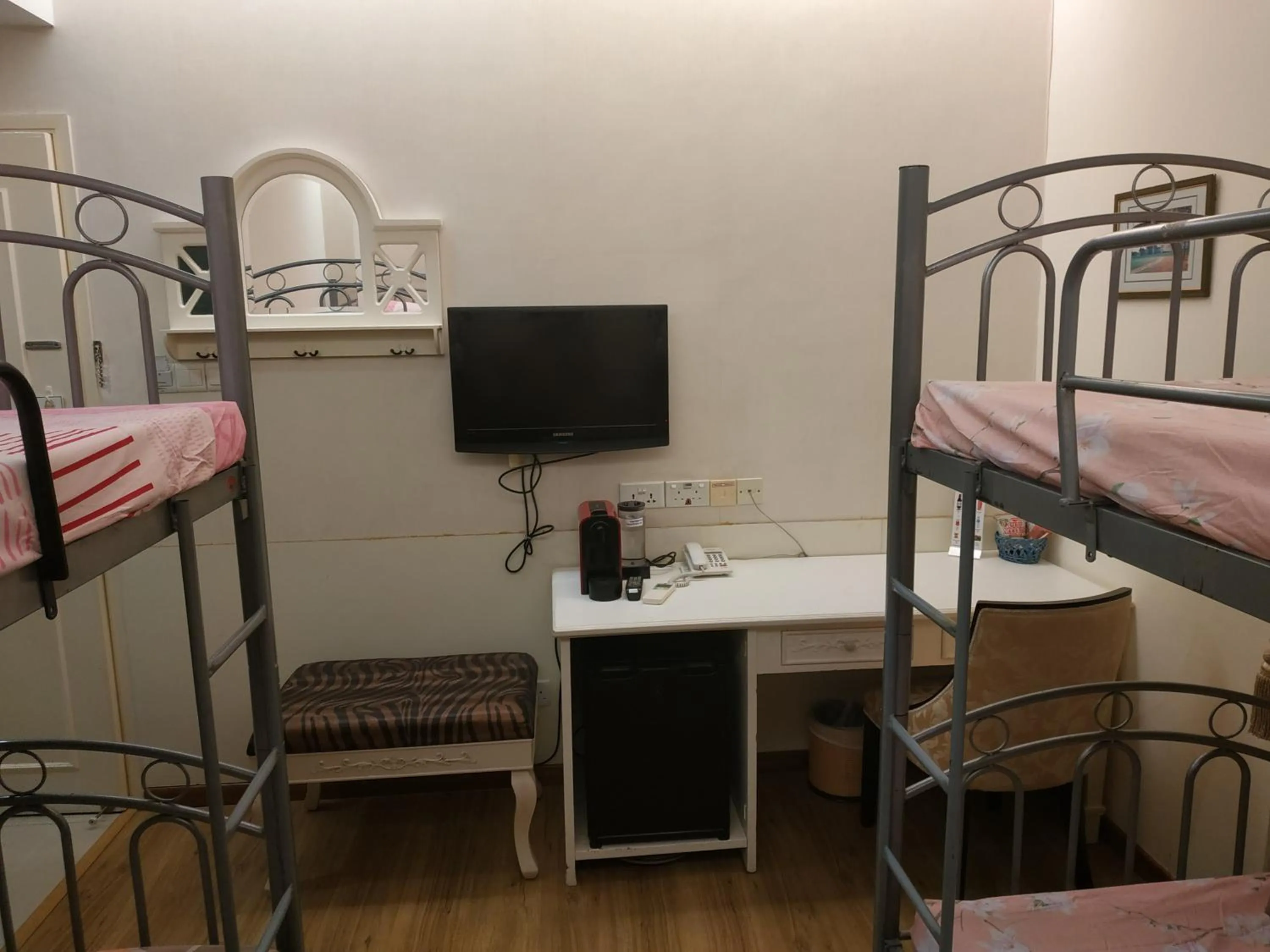 bunk bed, Bed in Jayleen 1918