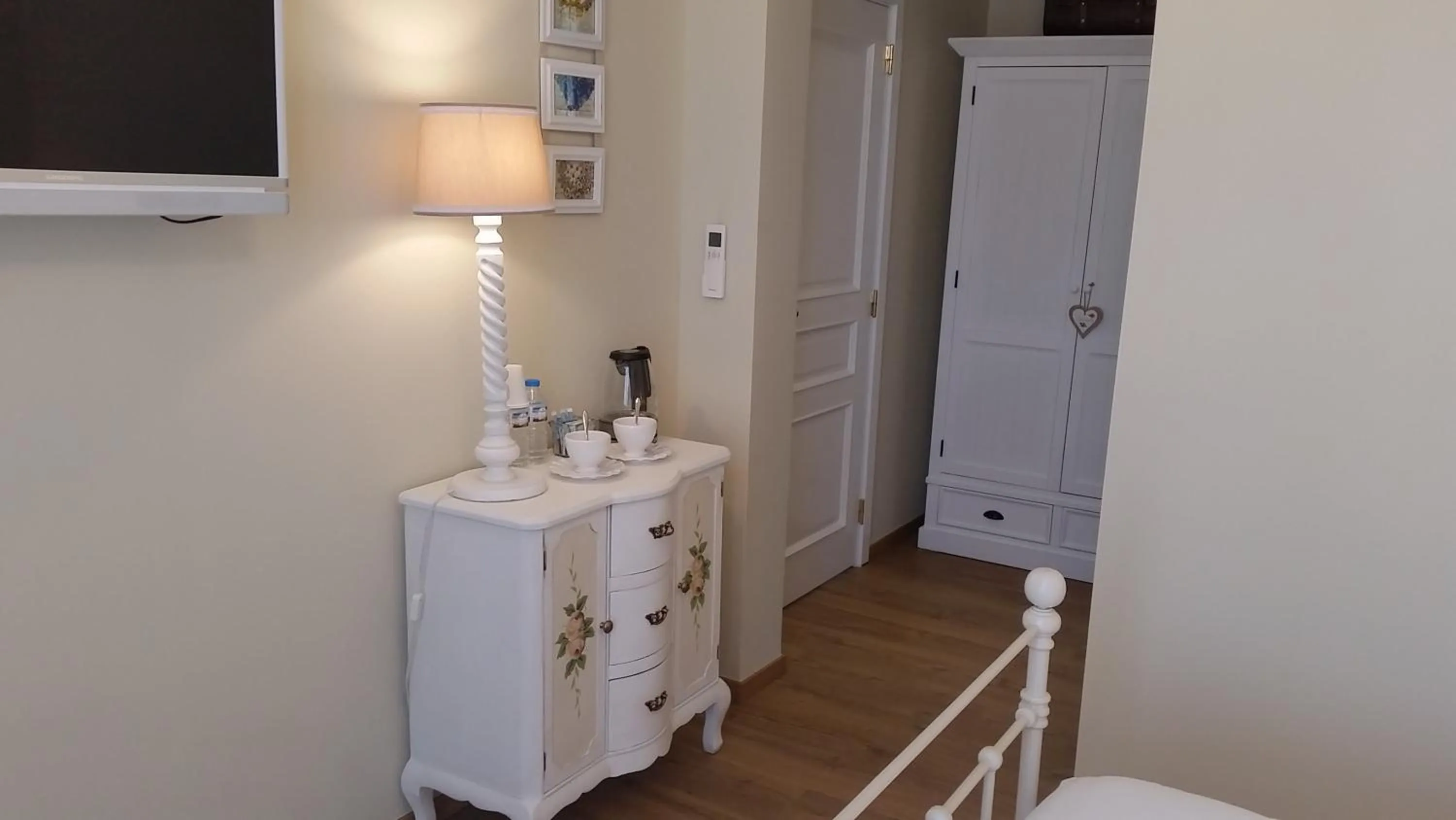 Coffee/tea facilities, Bed in B&B Villa Blanche