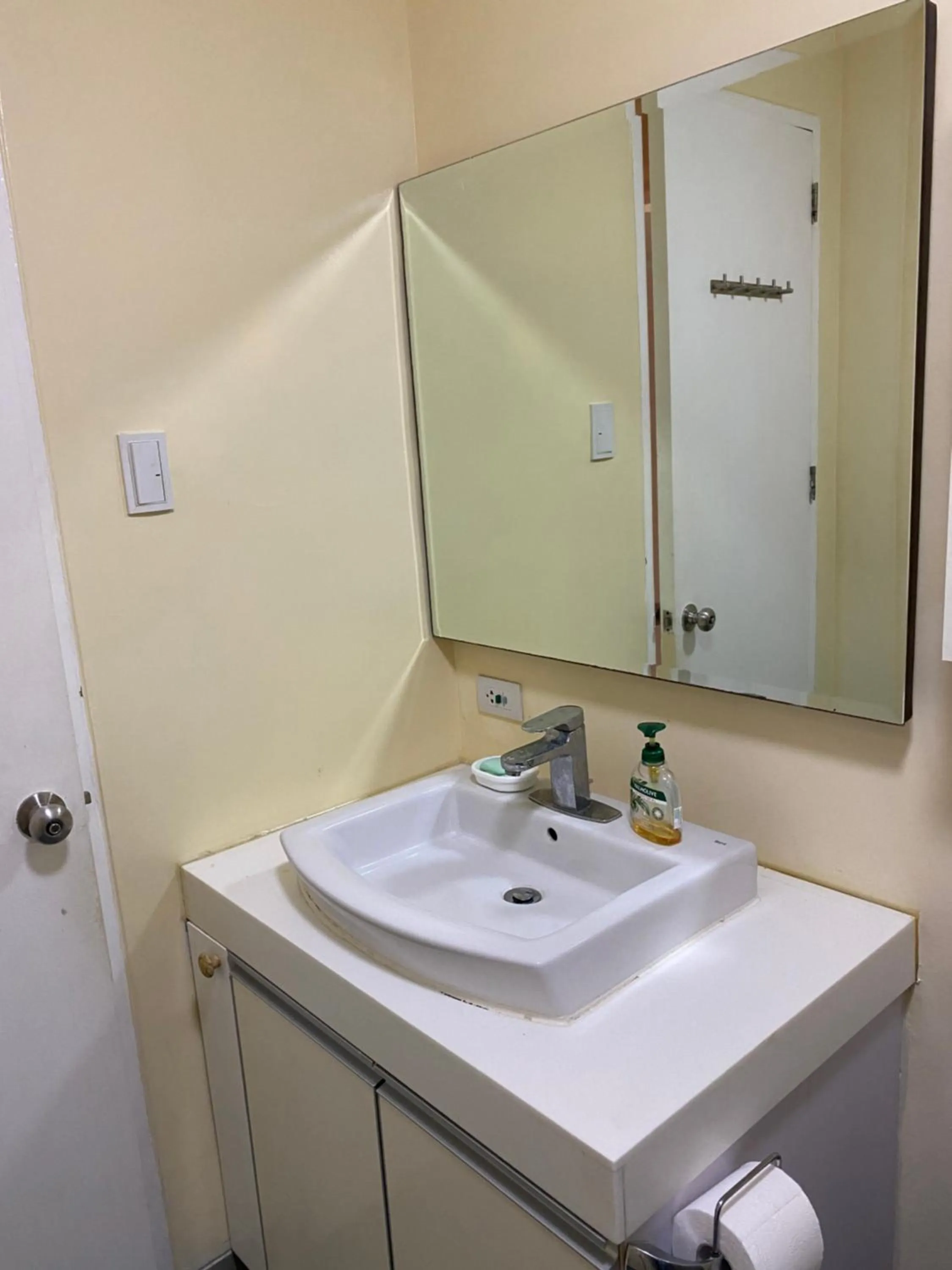 Bathroom in Pico de Loro 2BR Vacation Flat