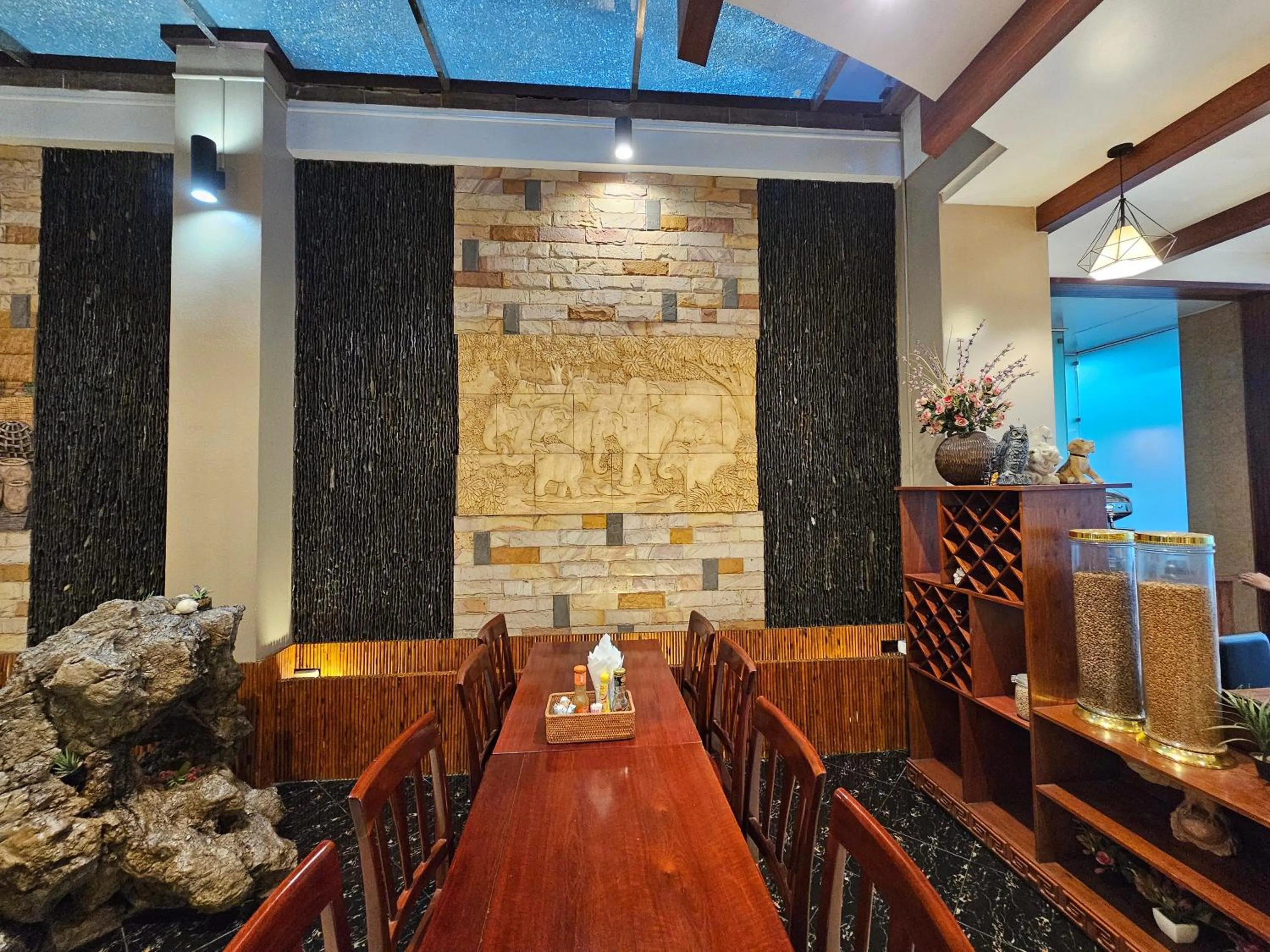 Restaurant/places to eat in Family Boutique Hotel