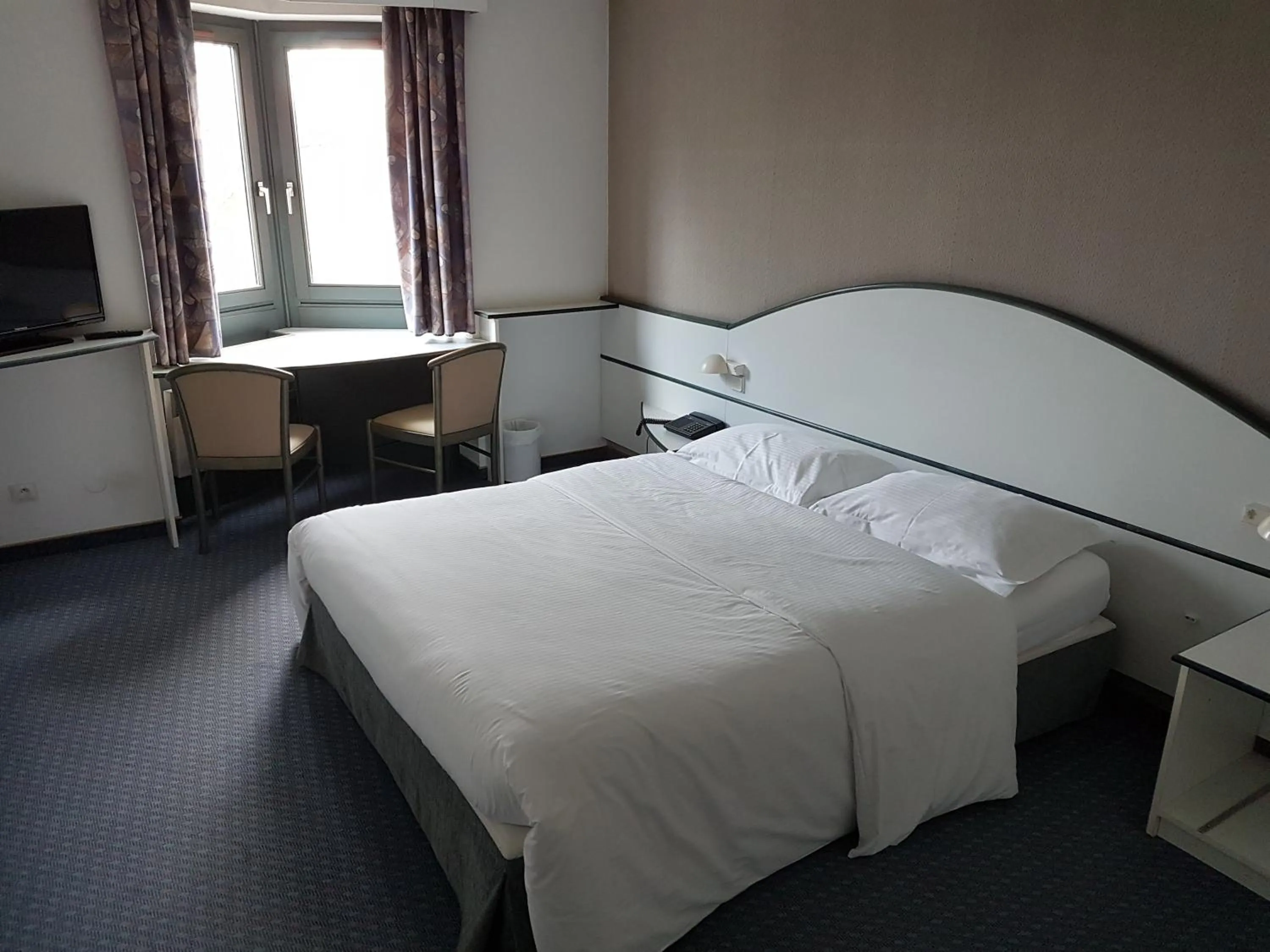 Photo of the whole room, Bed in Hotel Restaurant La Tour Romaine - Haguenau - Strasbourg Nord