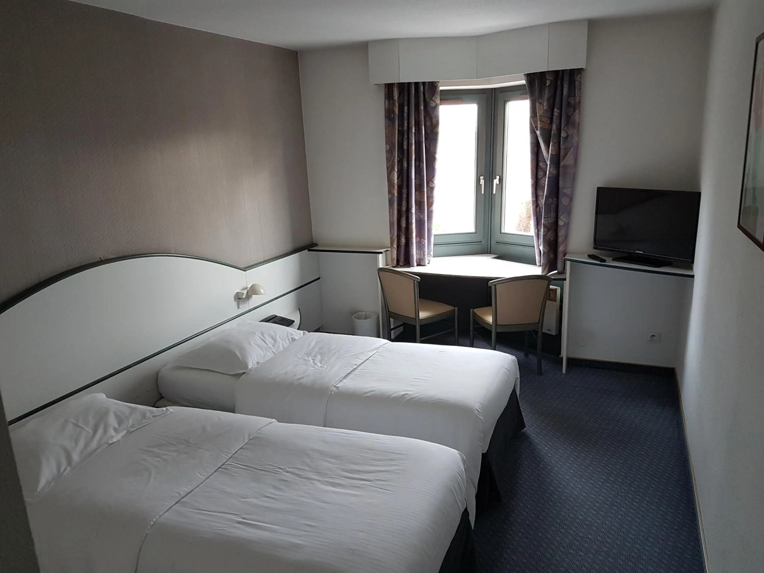 Photo of the whole room, Bed in Hotel Restaurant La Tour Romaine - Haguenau - Strasbourg Nord