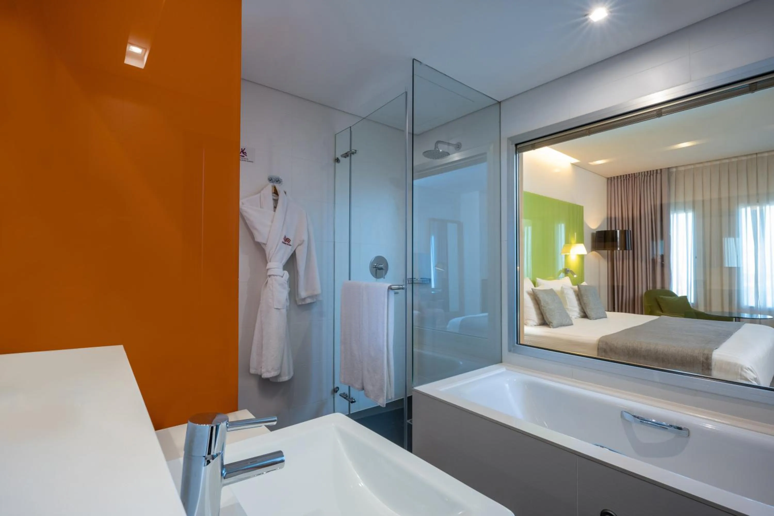 Shower, Bed in Crowne Plaza Tel Aviv City Center by IHG