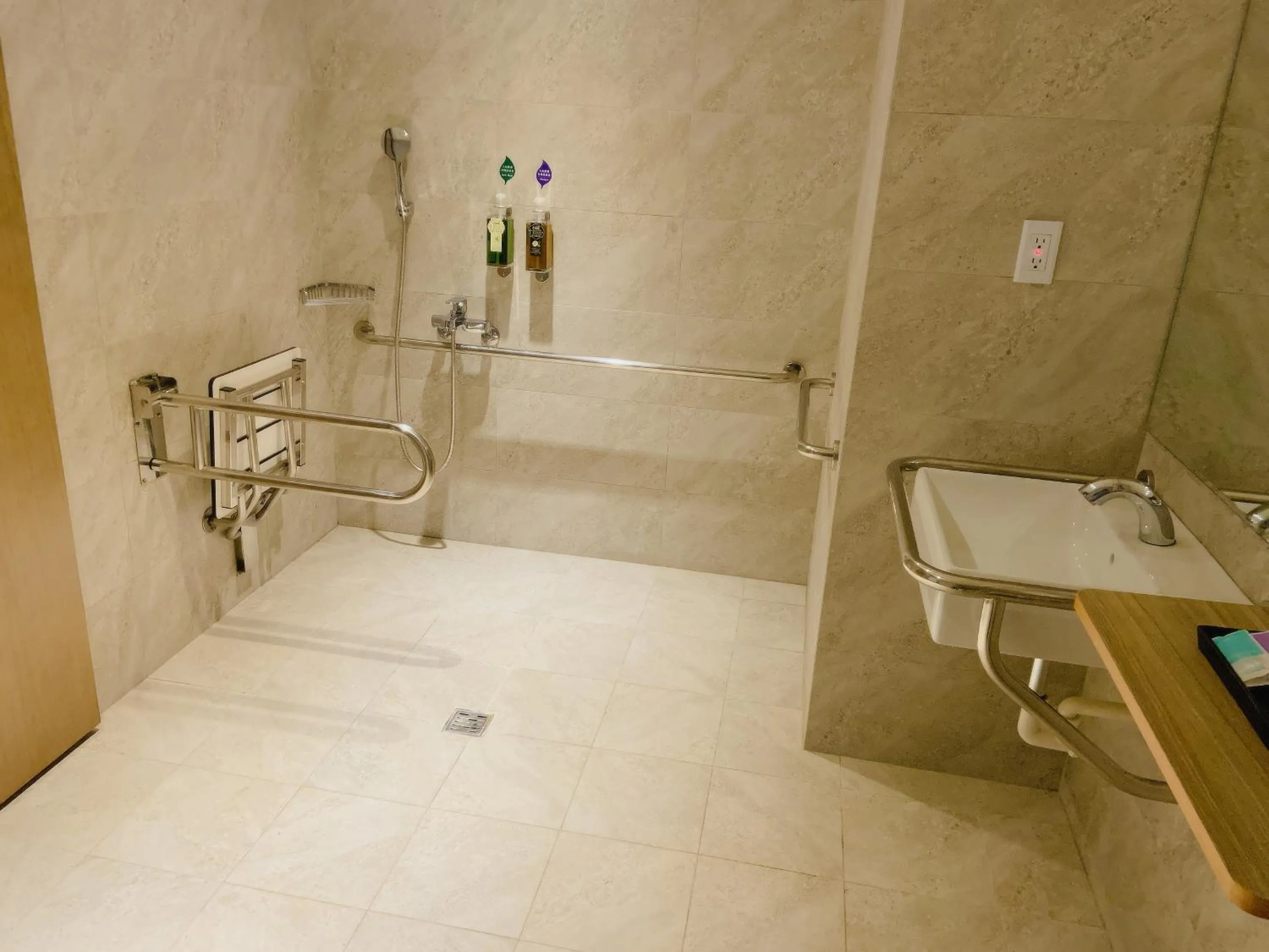 Shower in CT Green Bay Hot-Spring Hotel