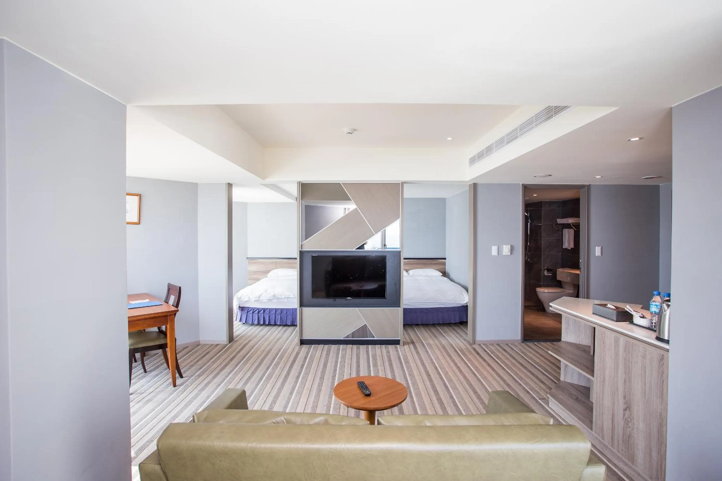 Communal lounge/ TV room, Bed in CT Green Bay Hot-Spring Hotel