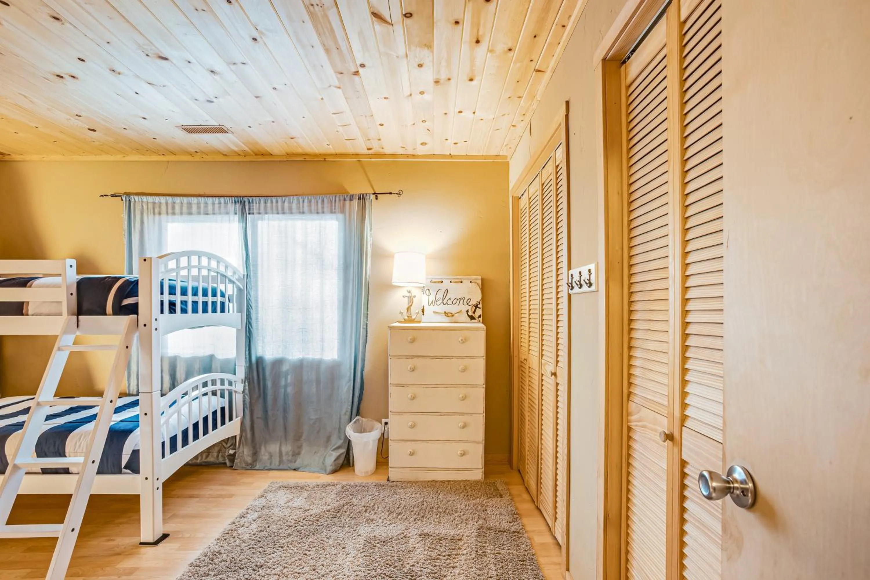 Bed in WindWard Dream Vacation Home