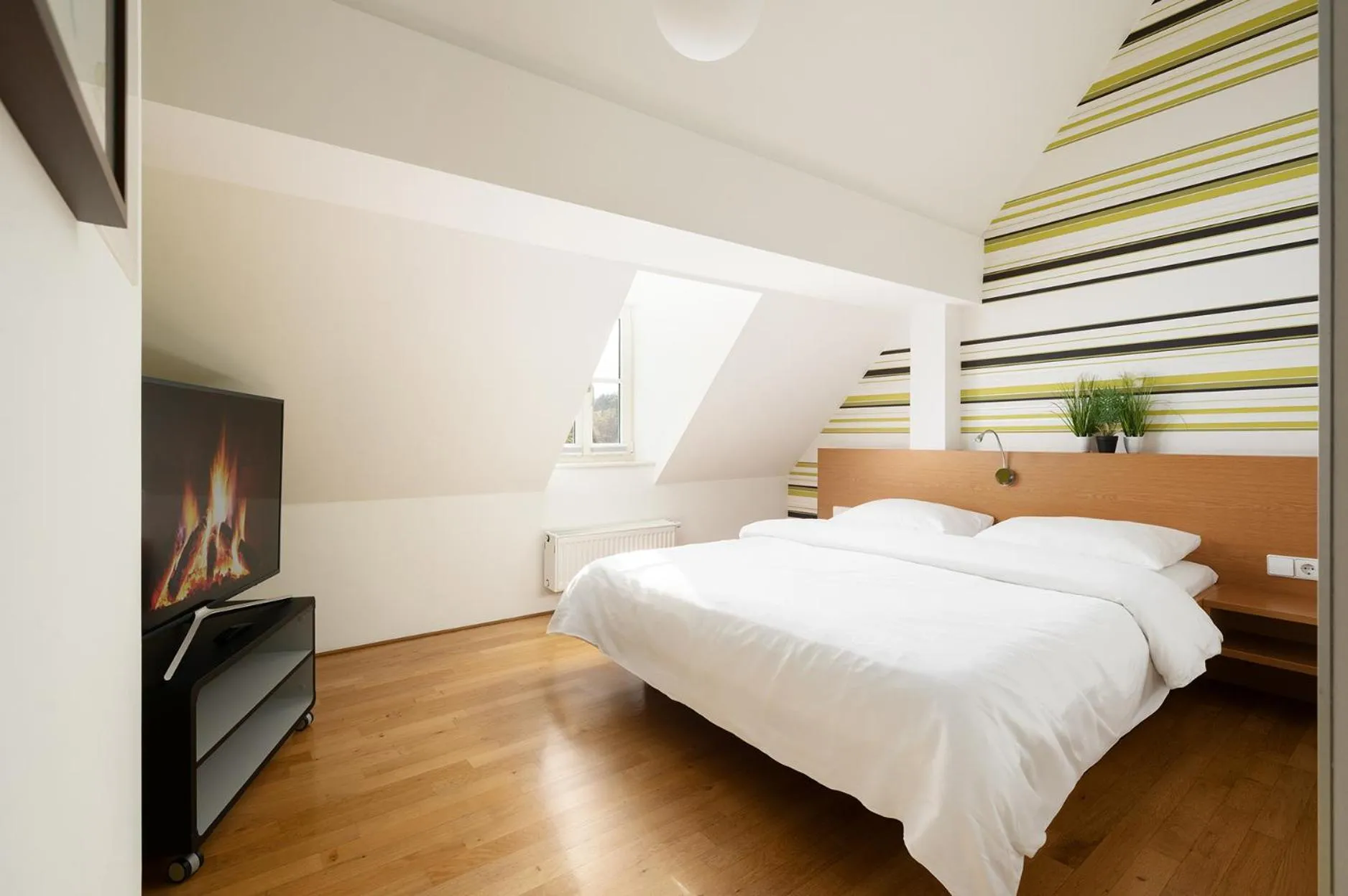 Bedroom, Bed in Hotel CampusZwei Komfortable Doppelzimmer & Apartments mit Küche Zentral in Ludwigsburg ideal für Business & Langzeitaufenthalte optional mit Frühstück