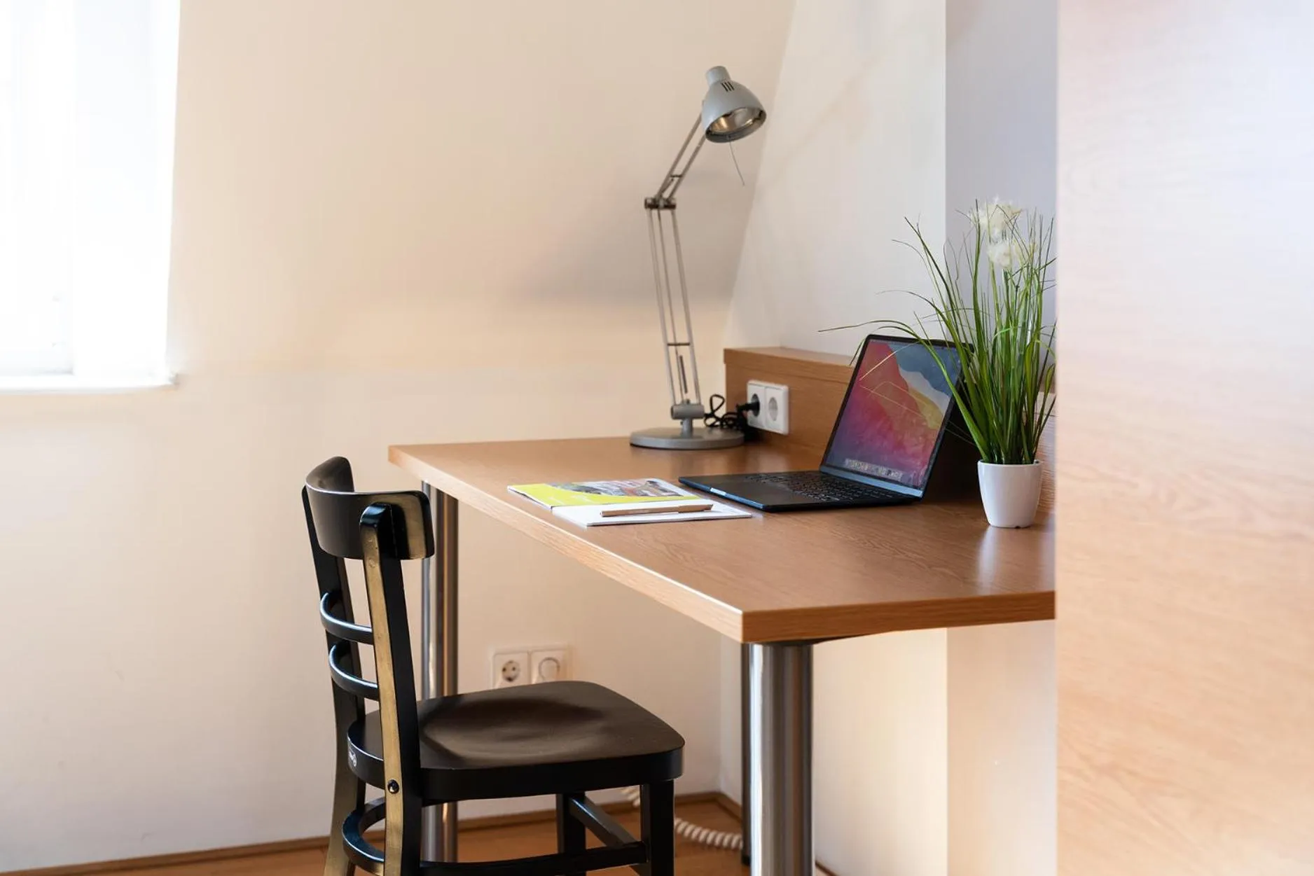 TV and multimedia in Hotel CampusZwei Komfortable Doppelzimmer & Apartments mit Küche Zentral in Ludwigsburg ideal für Business & Langzeitaufenthalte optional mit Frühstück