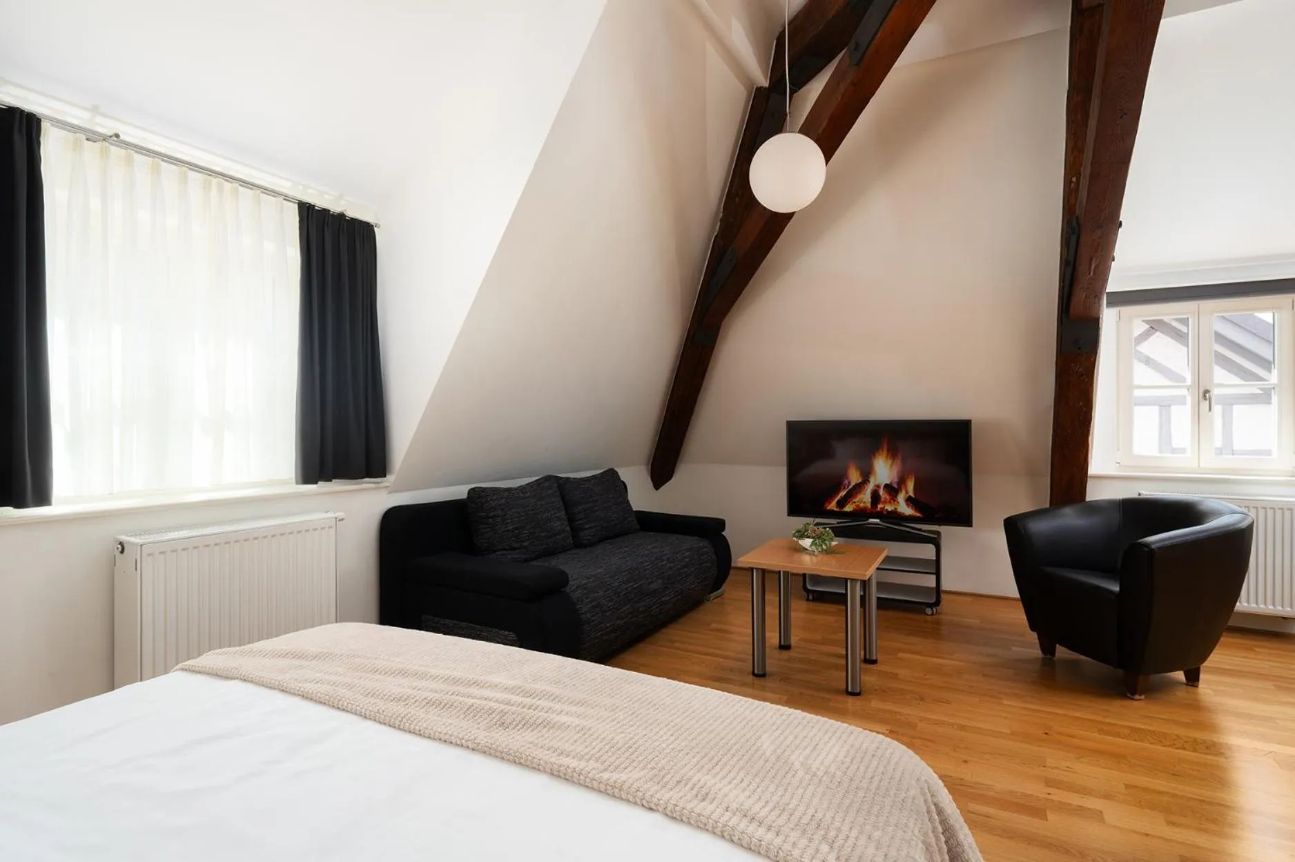 Living room, Bed in Hotel CampusZwei Komfortable Doppelzimmer & Apartments mit Küche Zentral in Ludwigsburg ideal für Business & Langzeitaufenthalte optional mit Frühstück
