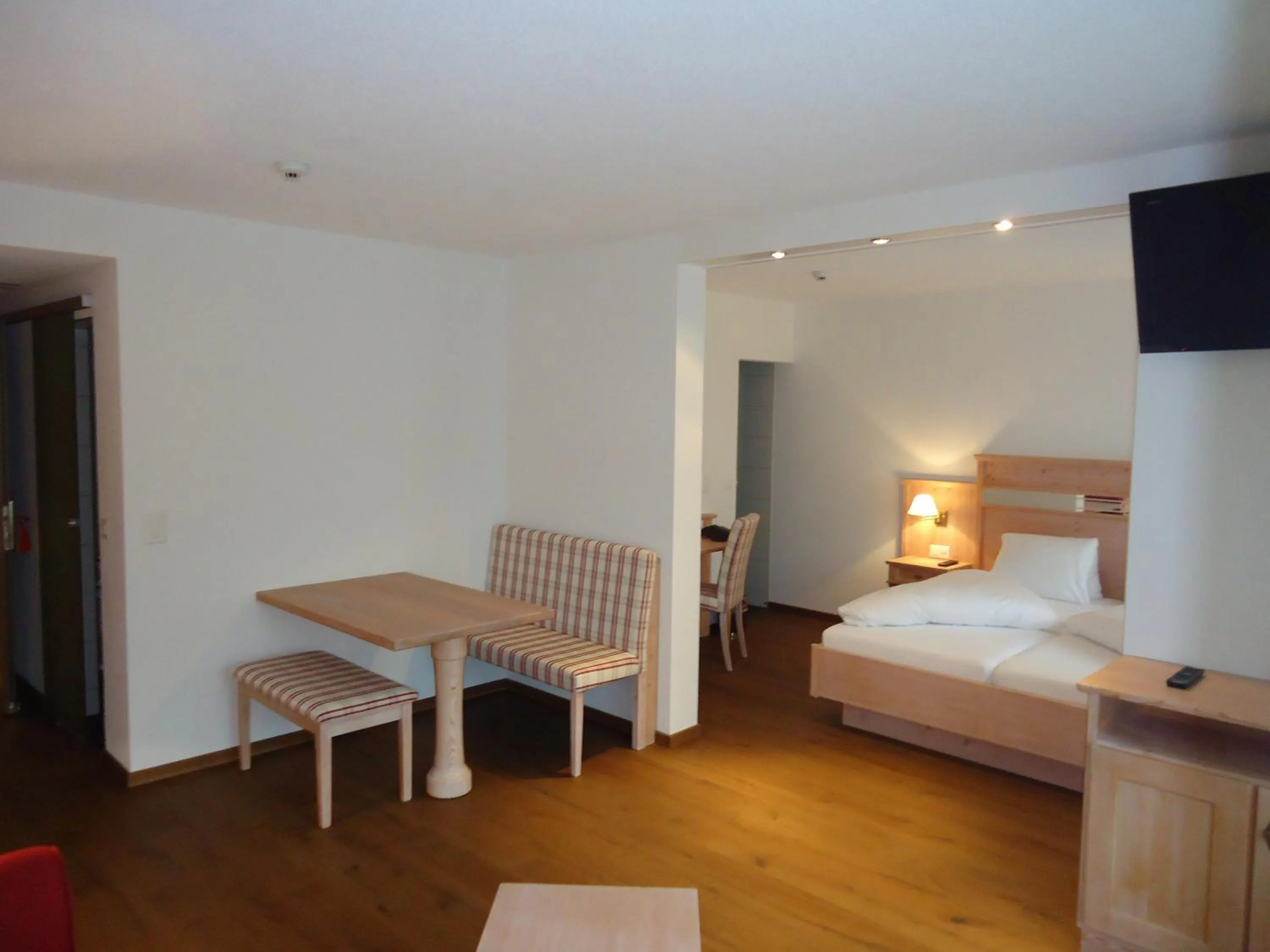 Photo of the whole room, Bed in Hotel Quellenhof Leukerbad