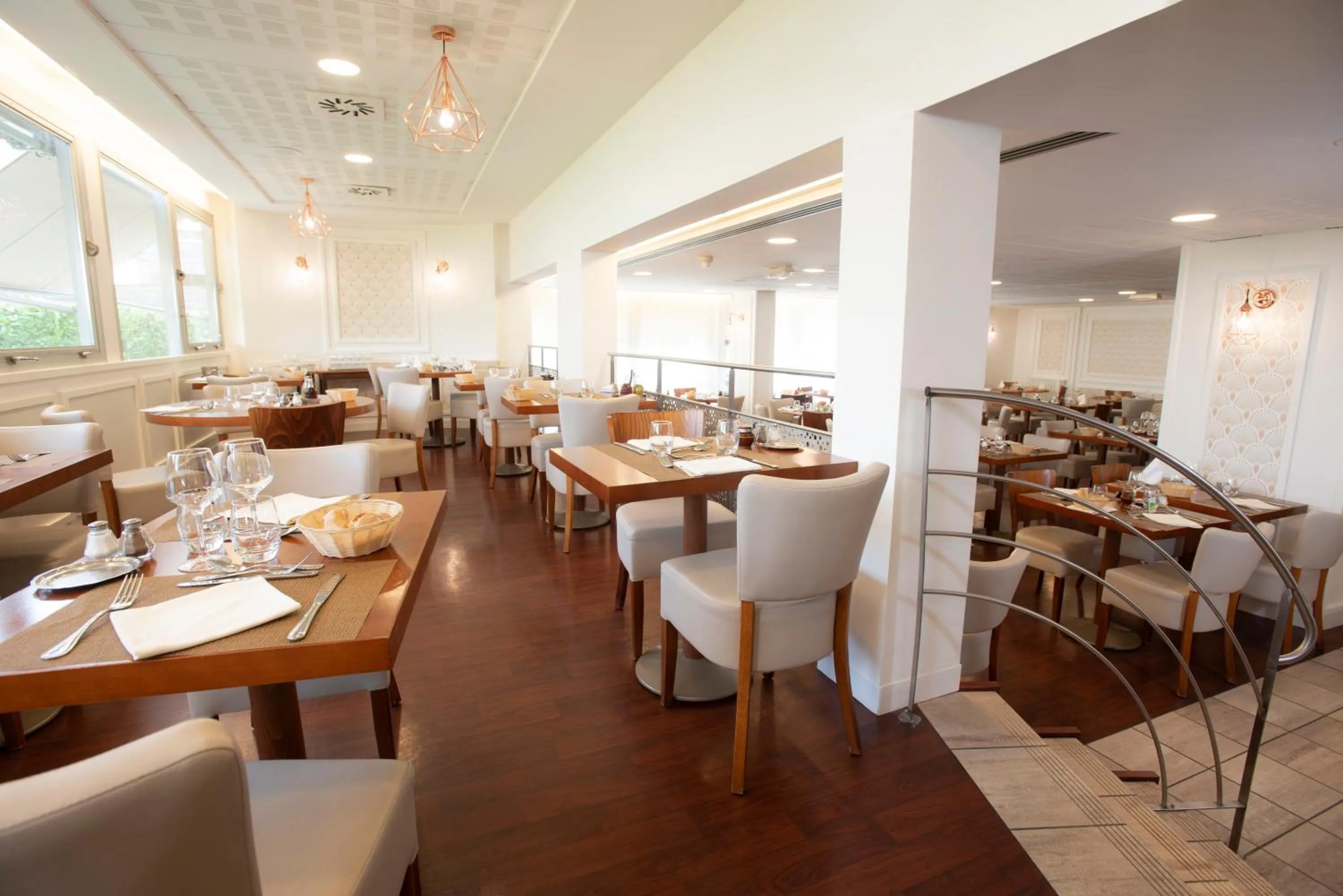 Restaurant/places to eat in Grand Hotel