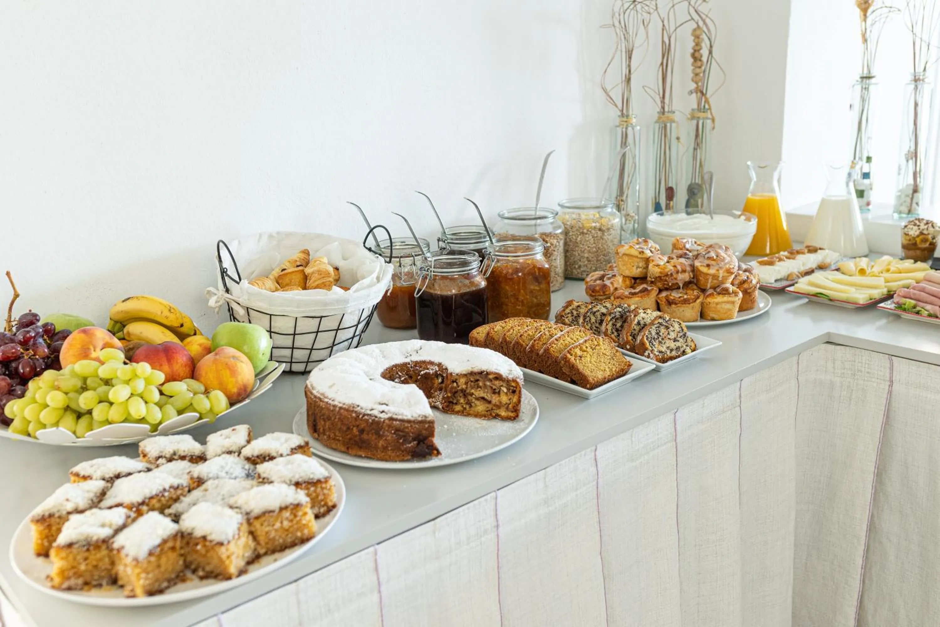 Food and drinks in Akrotiri Hotel