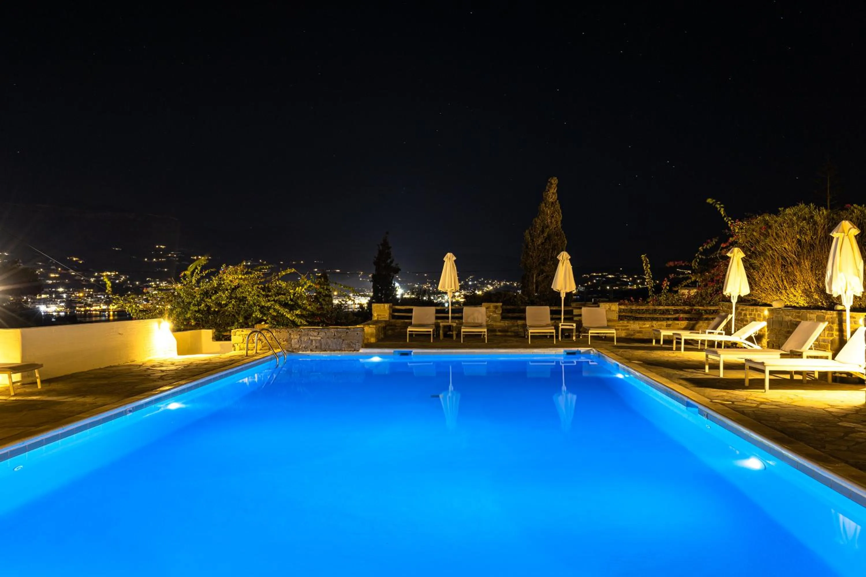 Swimming pool in Akrotiri Hotel