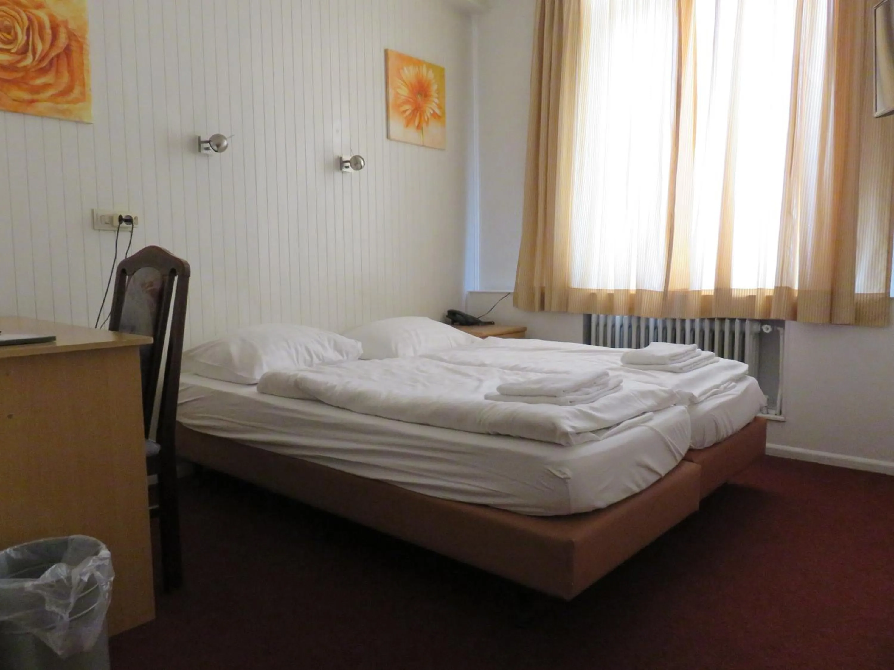 Day, Bed in Hotel American