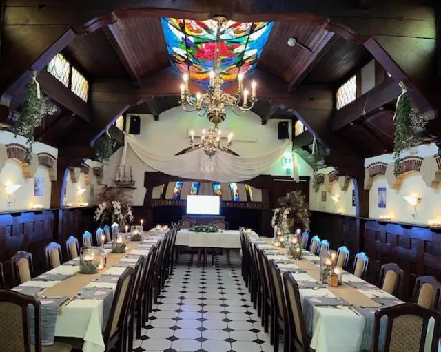 Restaurant/places to eat in Hotel American