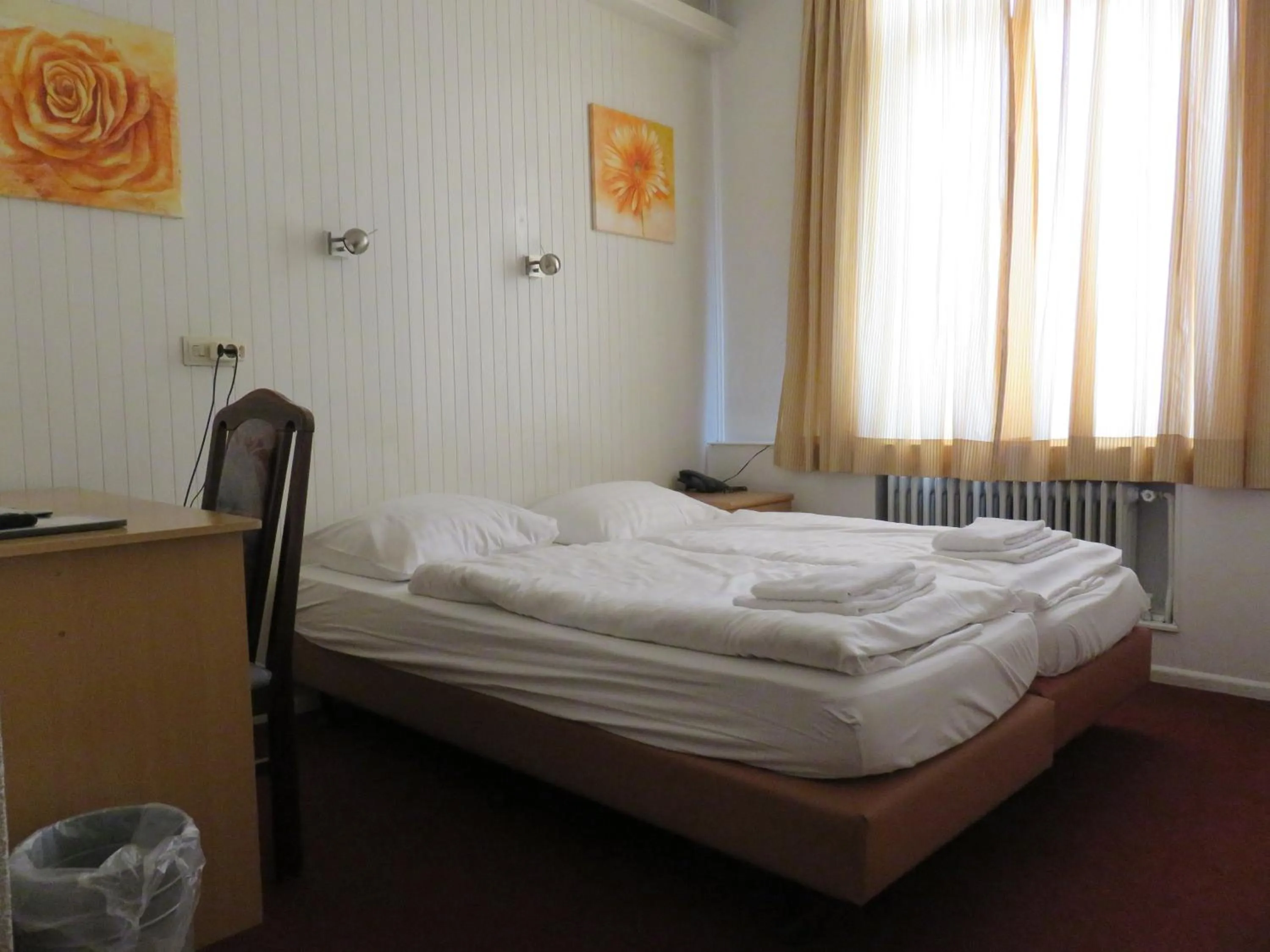 Day, Bed in Hotel American