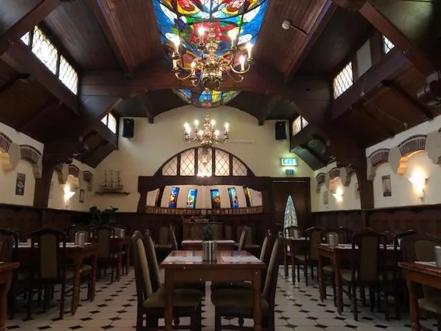 Restaurant/places to eat in Hotel American