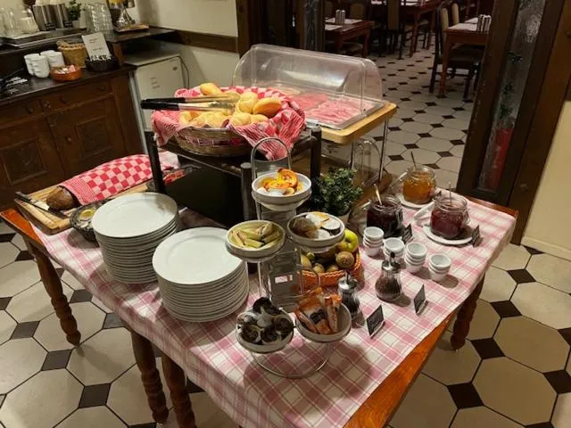 Buffet breakfast in Hotel American