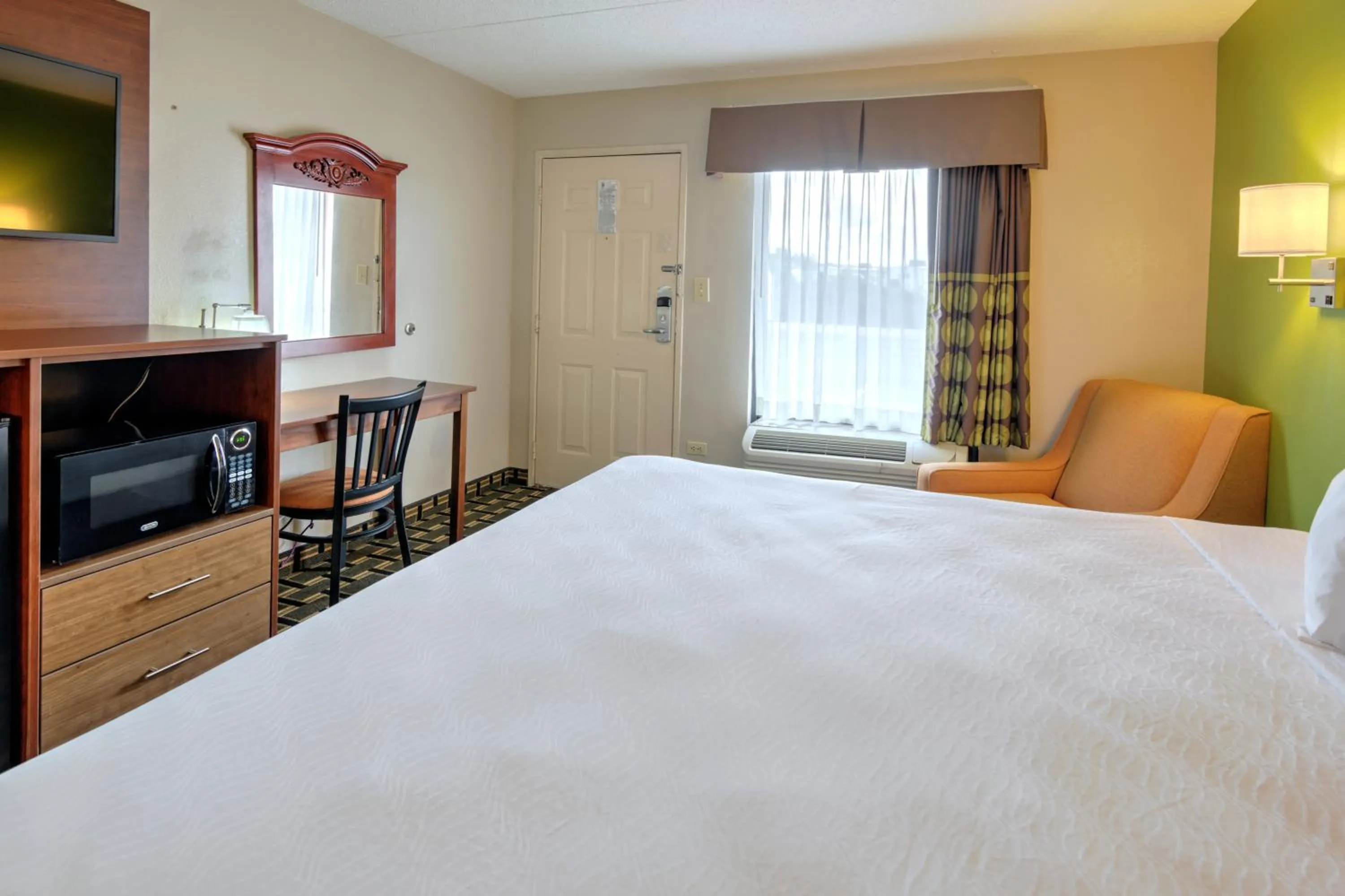 Bed in Super 8 by Wyndham Knoxville West/Farragut