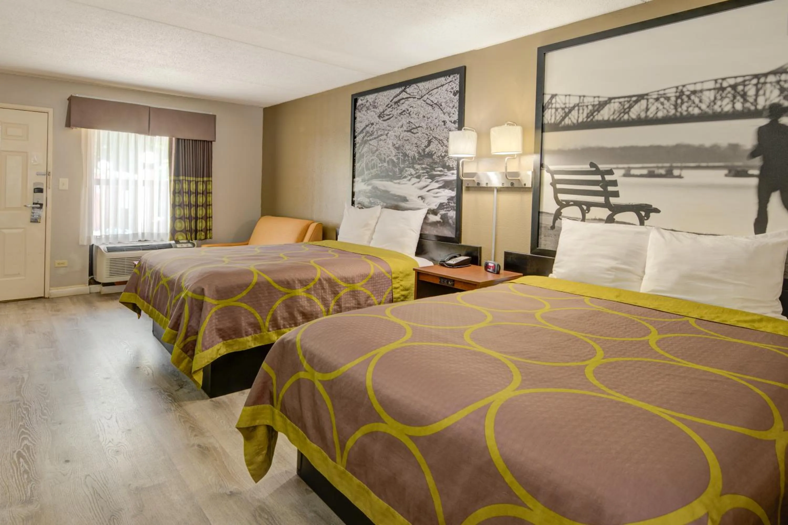 Photo of the whole room, Bed in Super 8 by Wyndham Knoxville West/Farragut