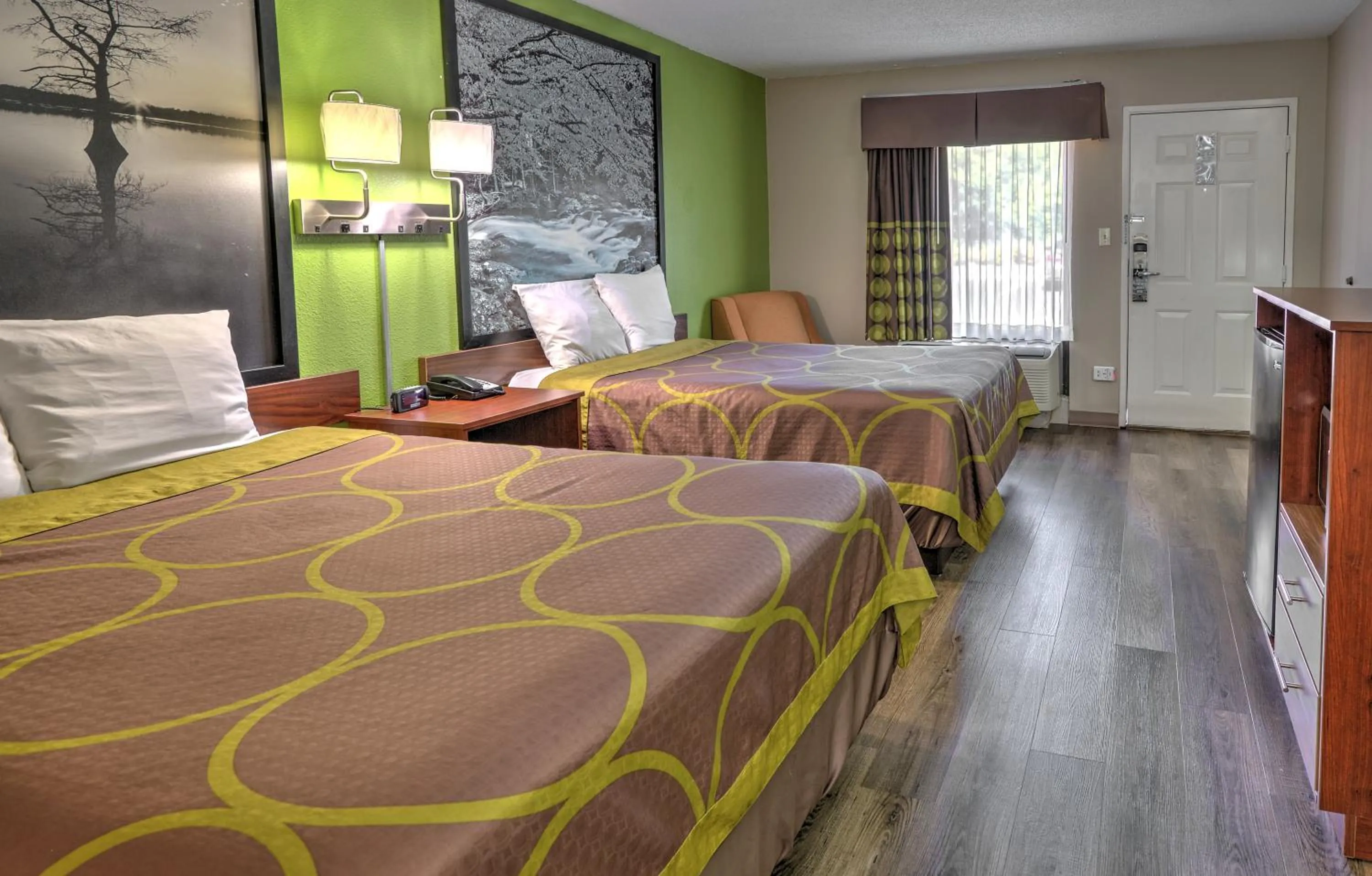 Bed in Super 8 by Wyndham Knoxville West/Farragut