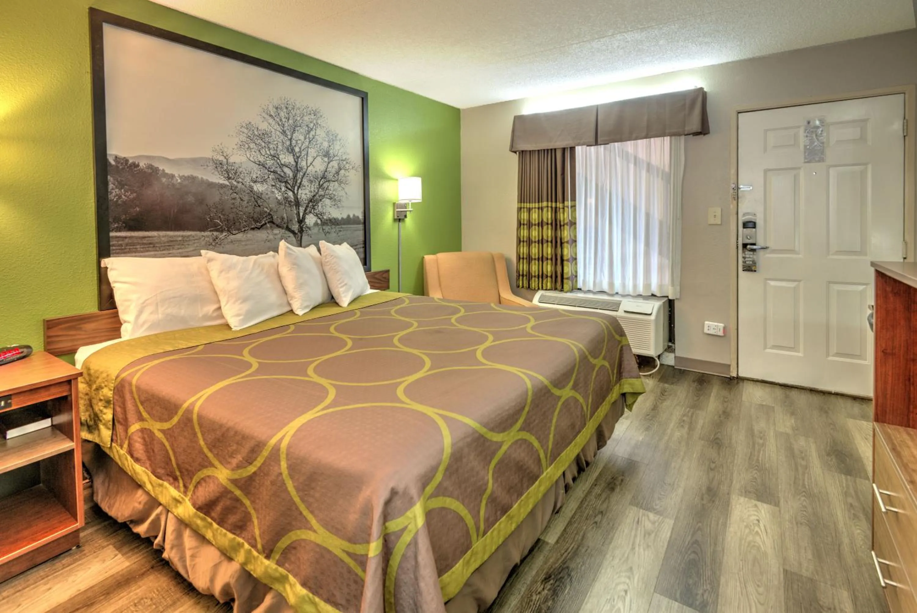 Photo of the whole room, Bed in Super 8 by Wyndham Knoxville West/Farragut