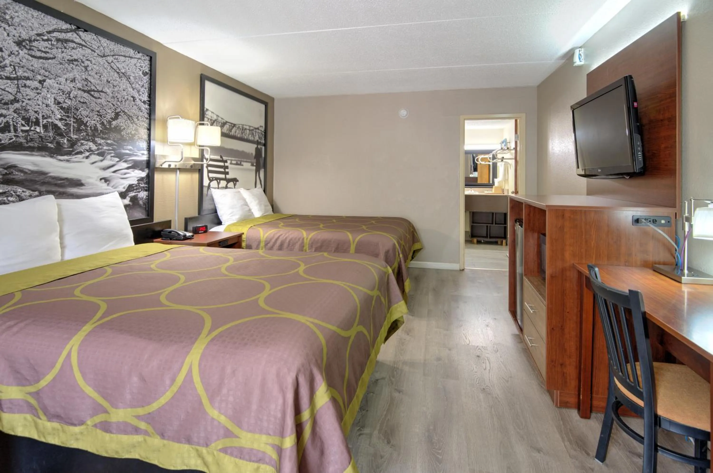 Bed in Super 8 by Wyndham Knoxville West/Farragut