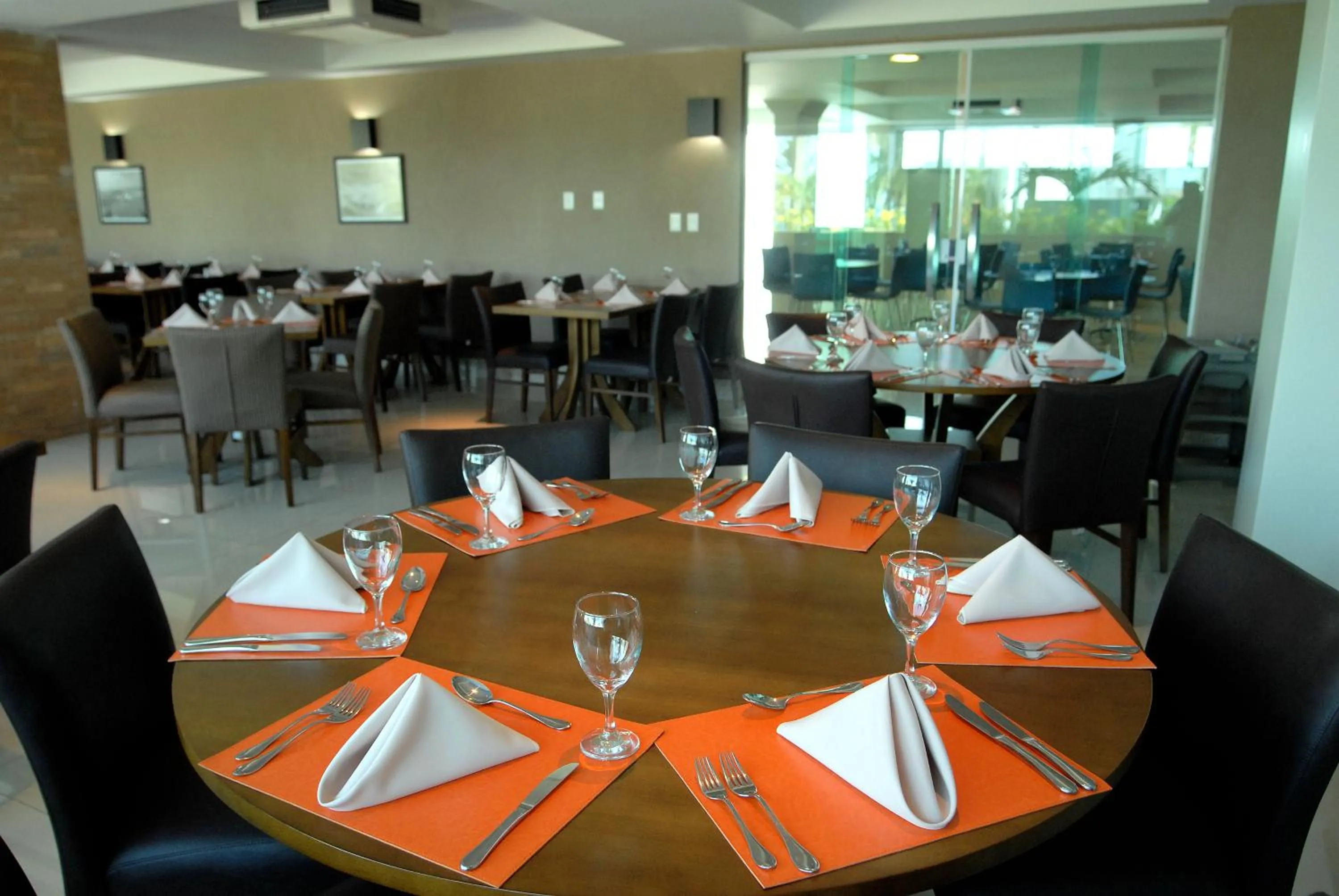 Restaurant/places to eat in Real Classic Hotel